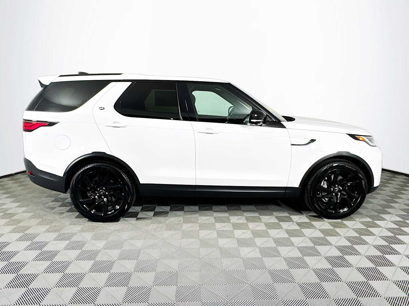2025 Land Rover Discovery S photo 4