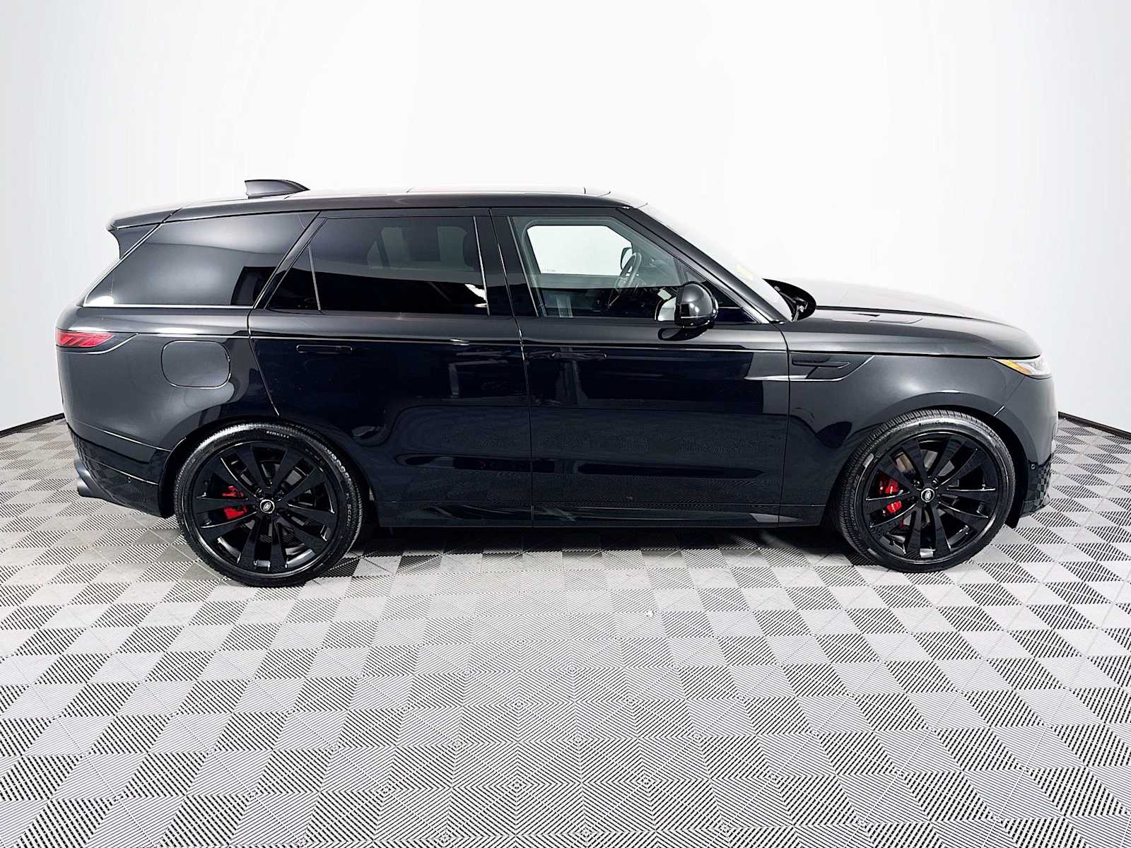 2025 Land Rover Range Rover Sport P400 Dynamic SE photo 4