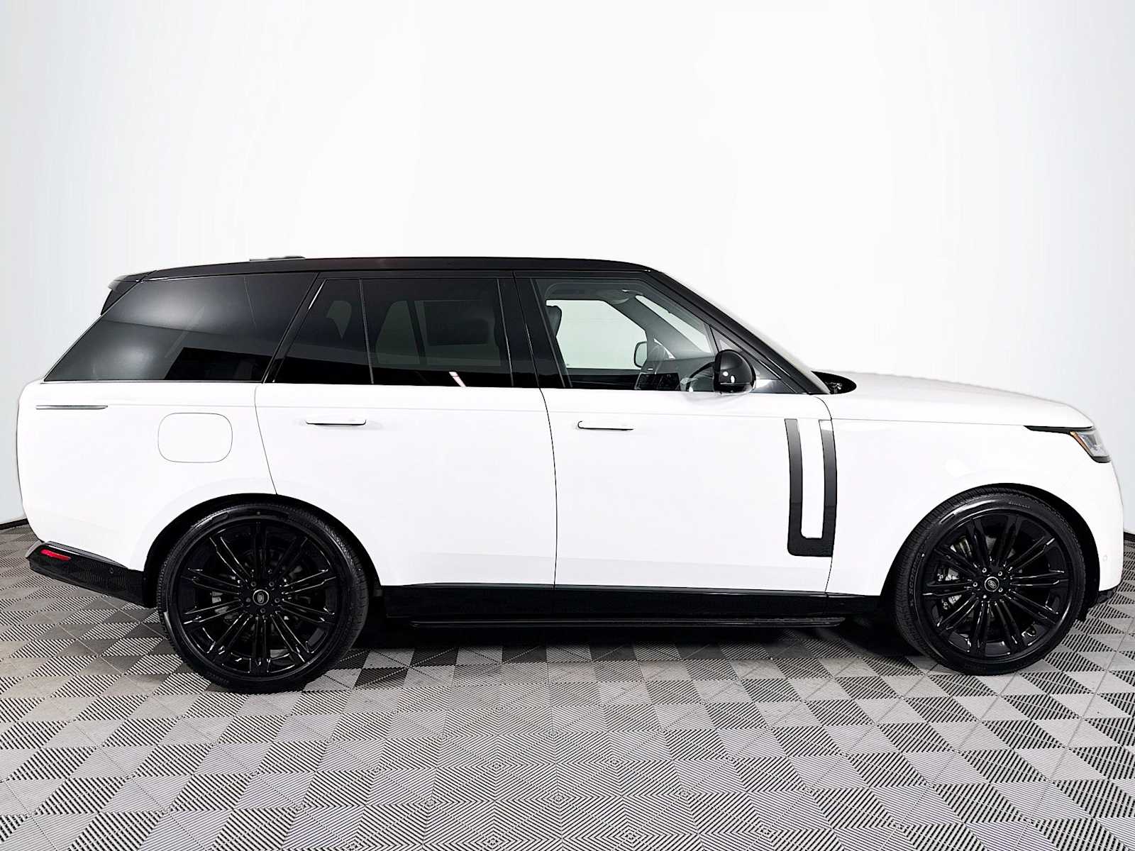 2025 Land Rover Range Rover SE photo 4