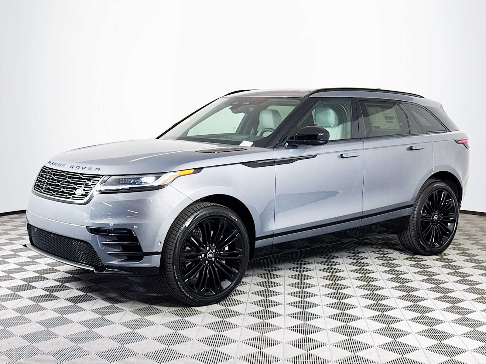 2026 Land Rover Range Rover Velar Dynamic SE's photo