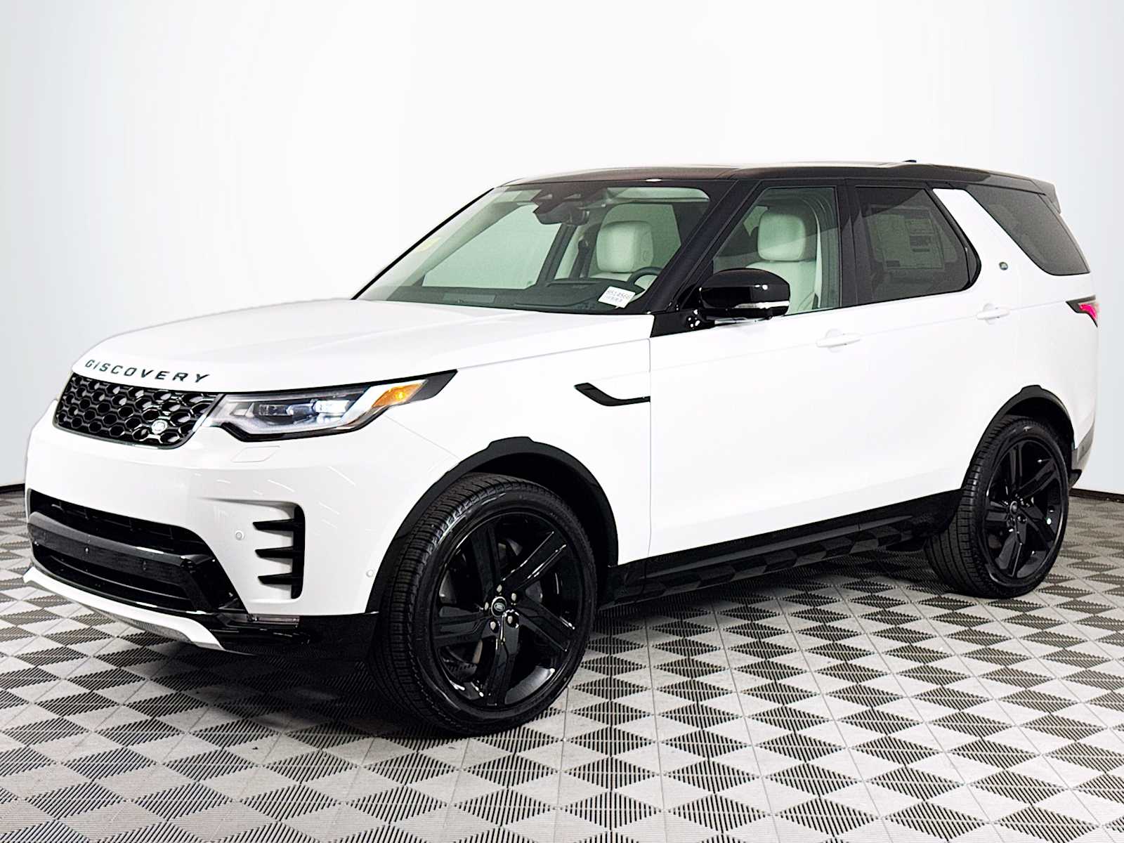 2025 Land Rover Discovery P360 Dynamic SE's photo