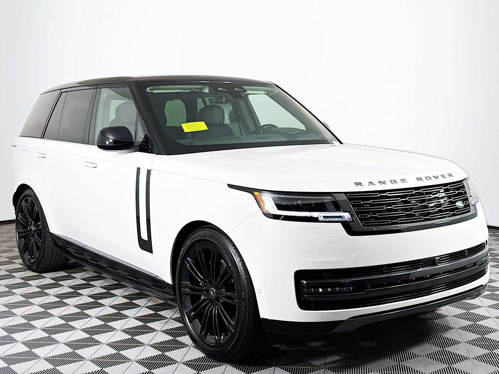 2025 Land Rover Range Rover SE photo 3