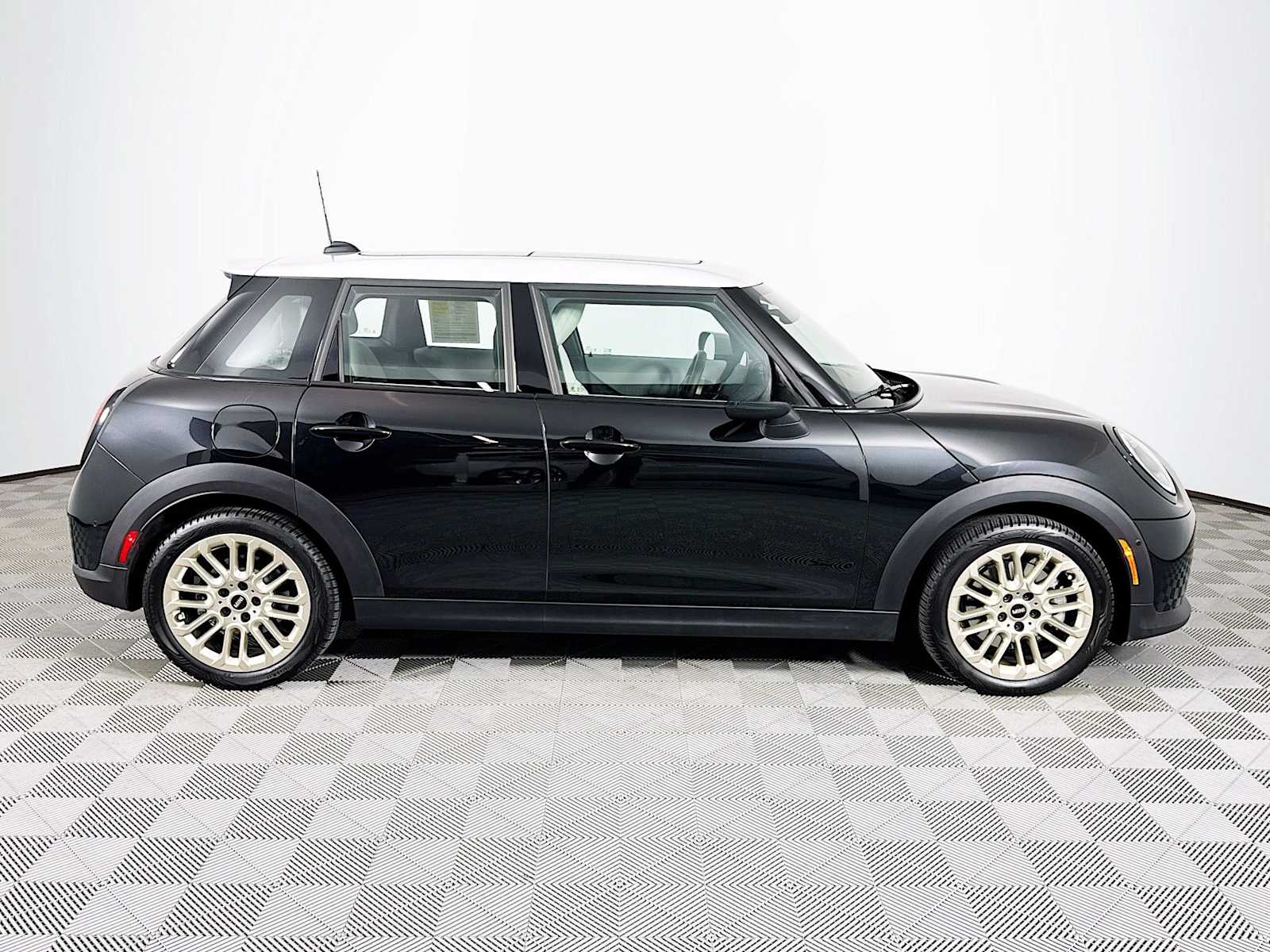 2025 Mini Cooper 4 Door Hardtop S photo 4