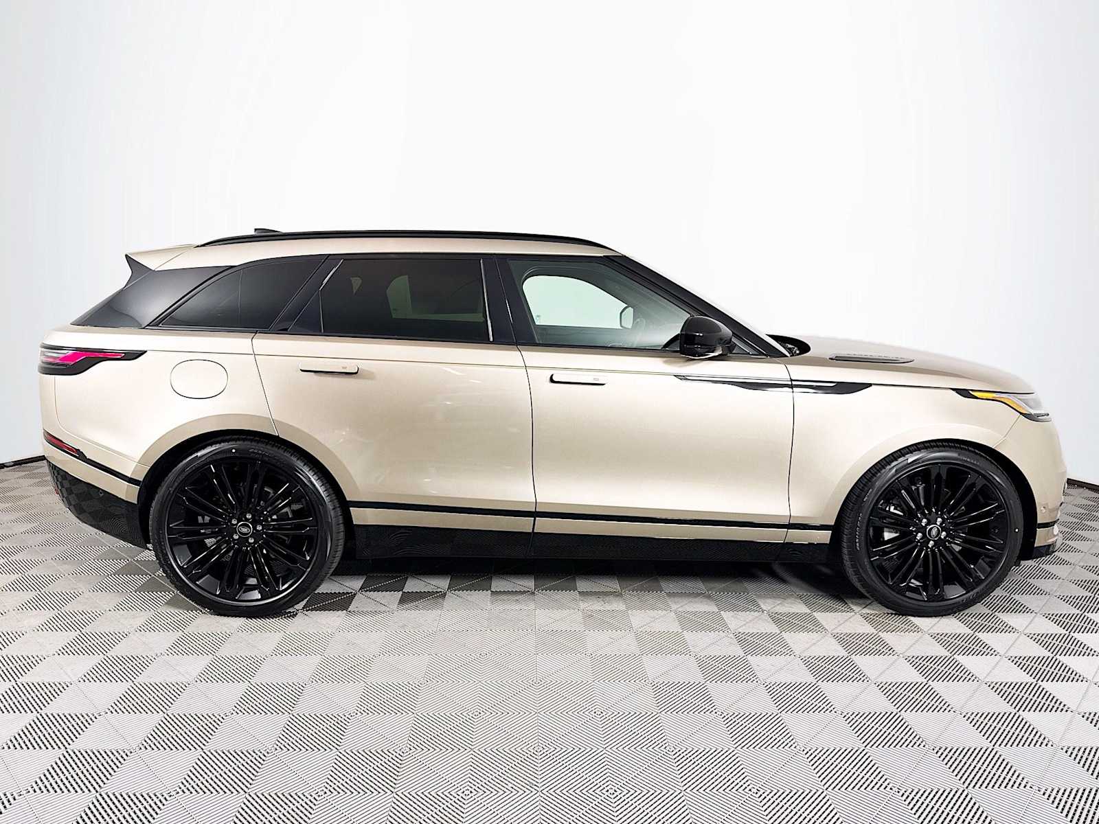 2026 Land Rover Range Rover Velar SE photo 4