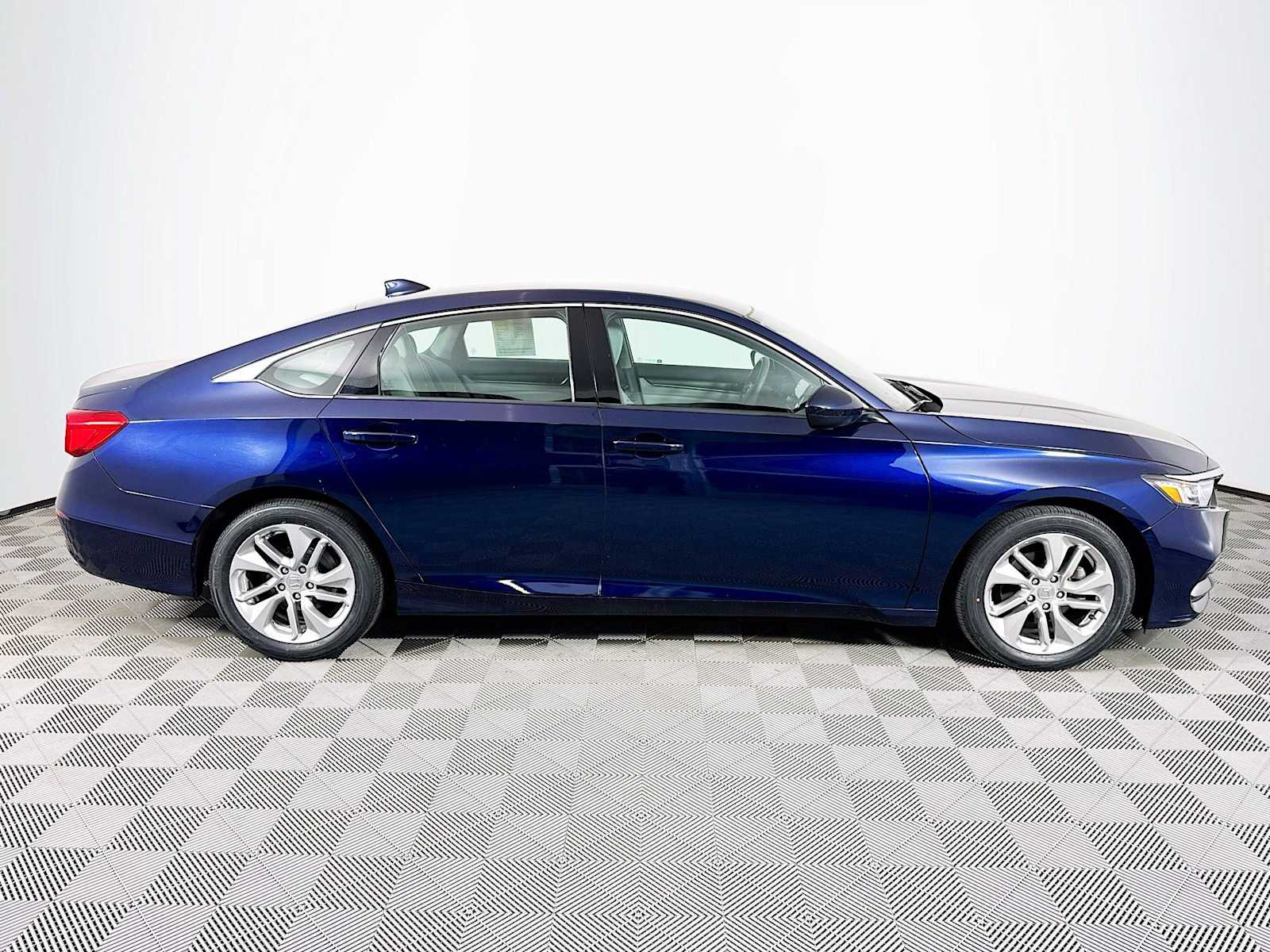 2018 Honda Accord LX 1.5T photo 4