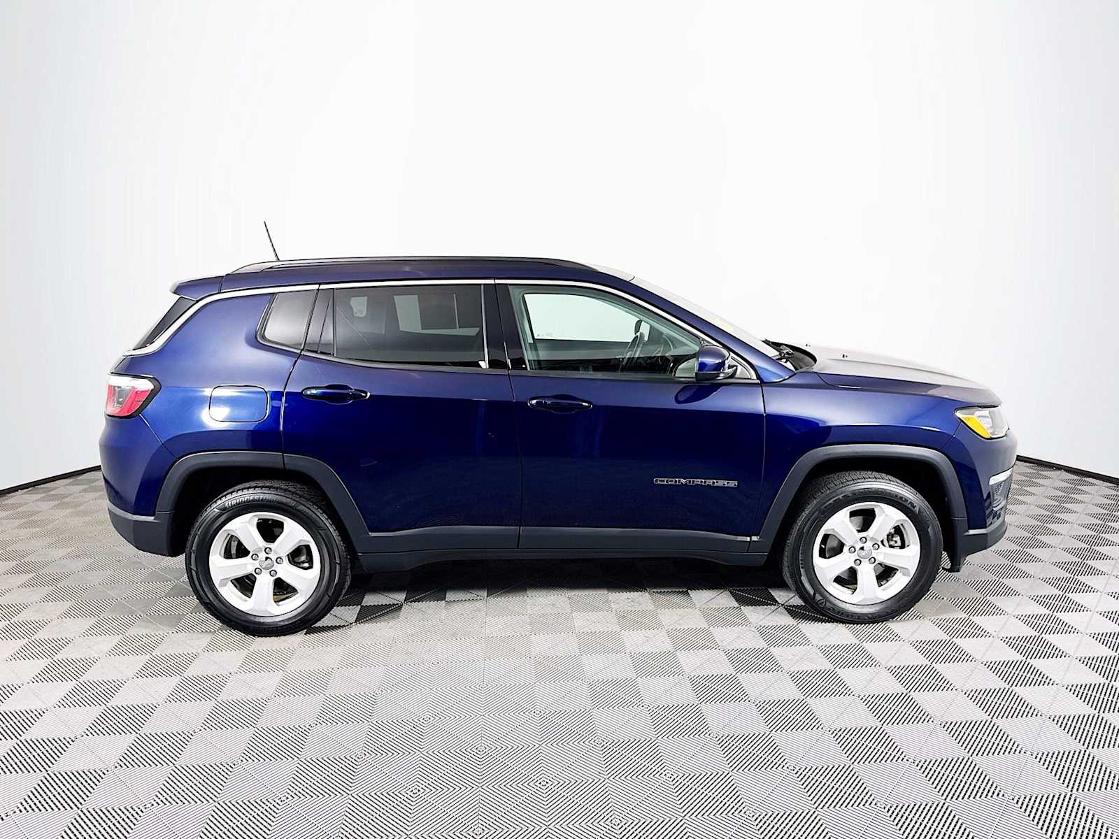2018 Jeep Compass Latitude photo 2