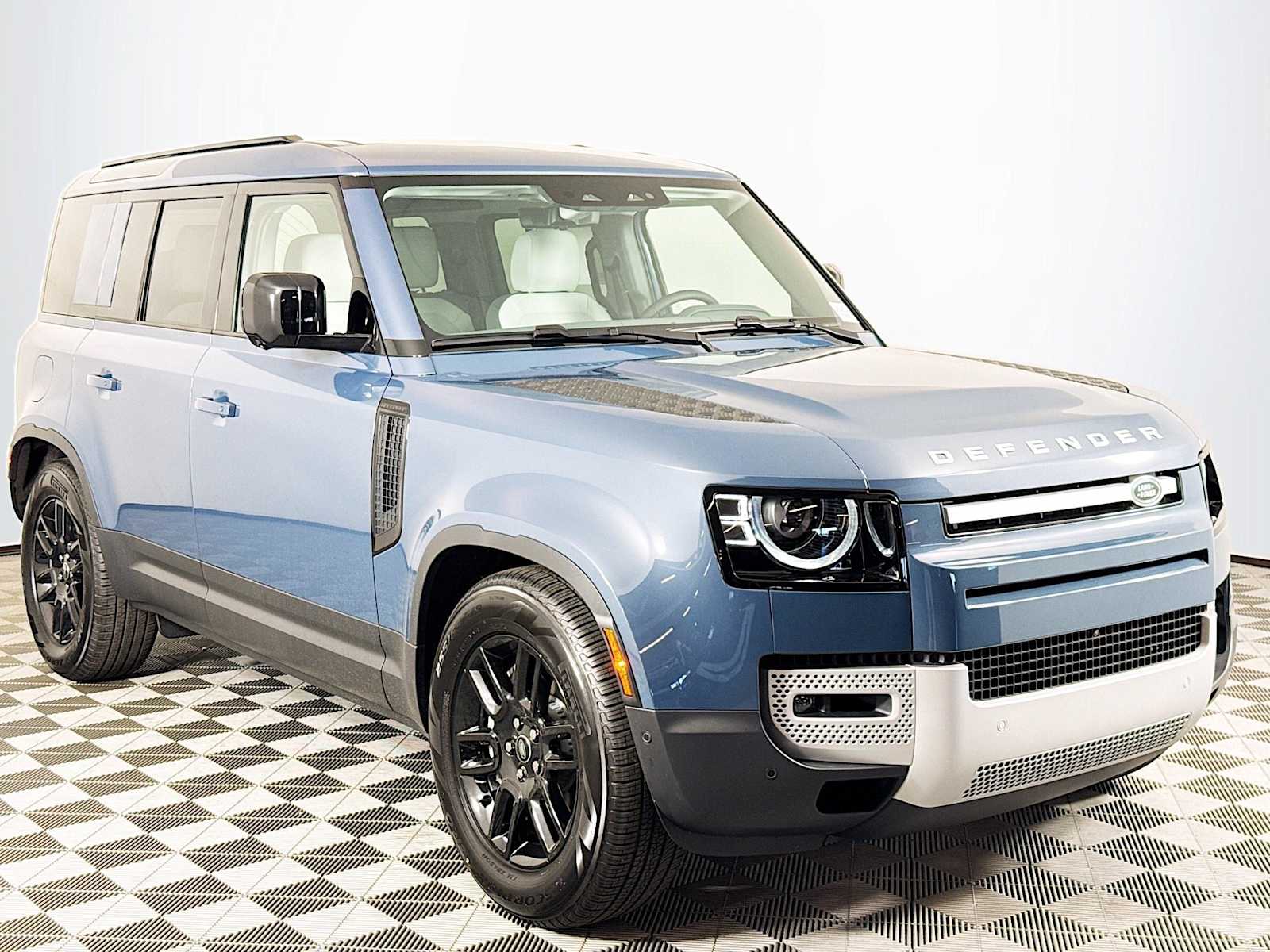 2025 Land Rover Defender 110 S photo 3