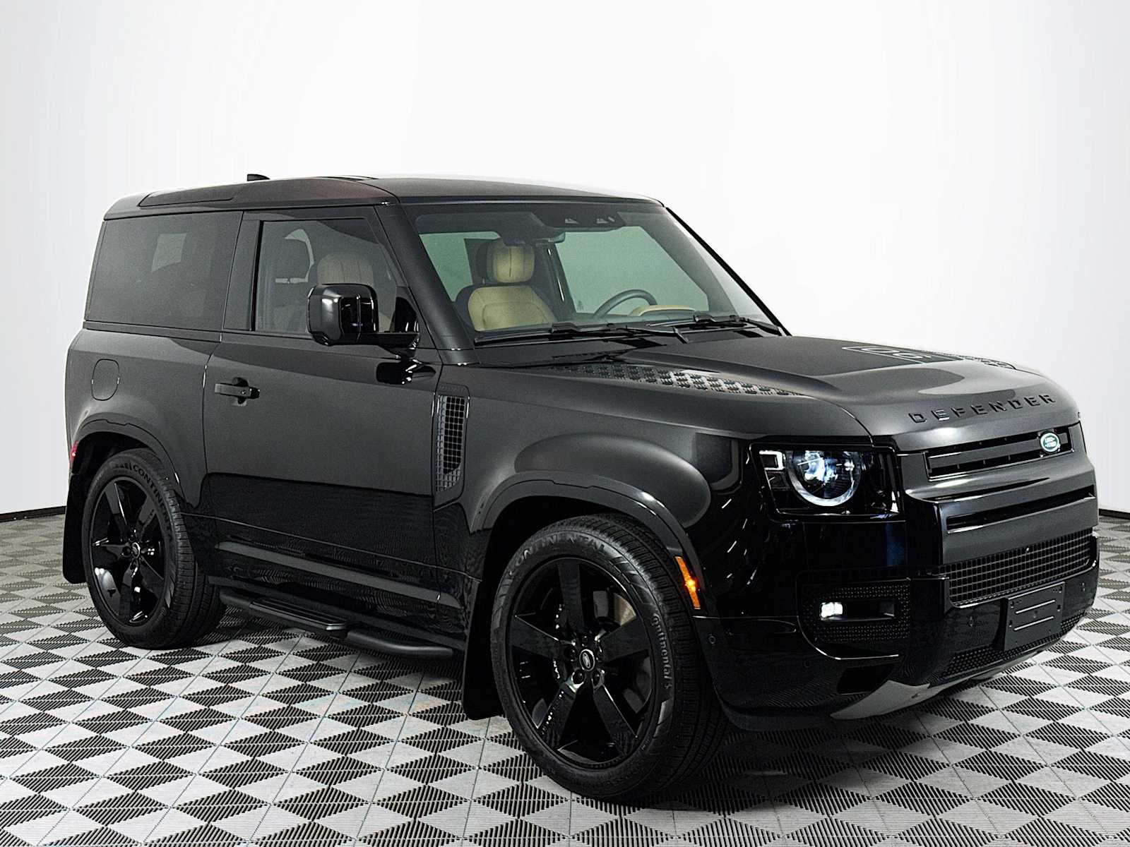 2025 Land Rover Defender V8 photo 3
