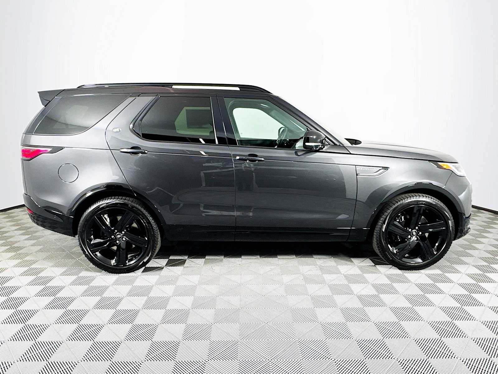 2025 Land Rover Discovery Metropolitan Edition photo 2