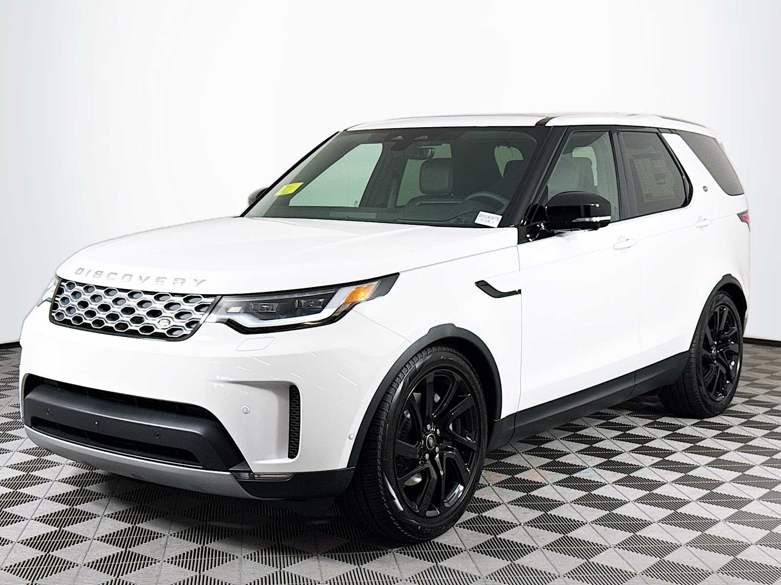 2025 Land Rover Discovery P300 S's photo