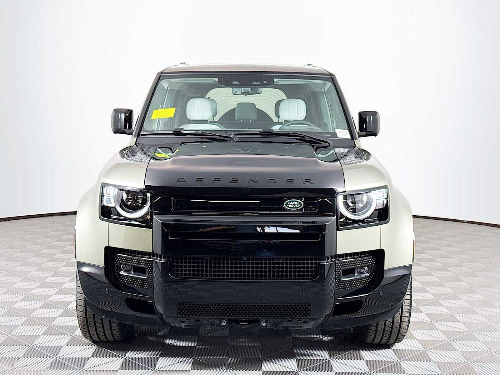 2025 Land Rover Defender 110 photo 2