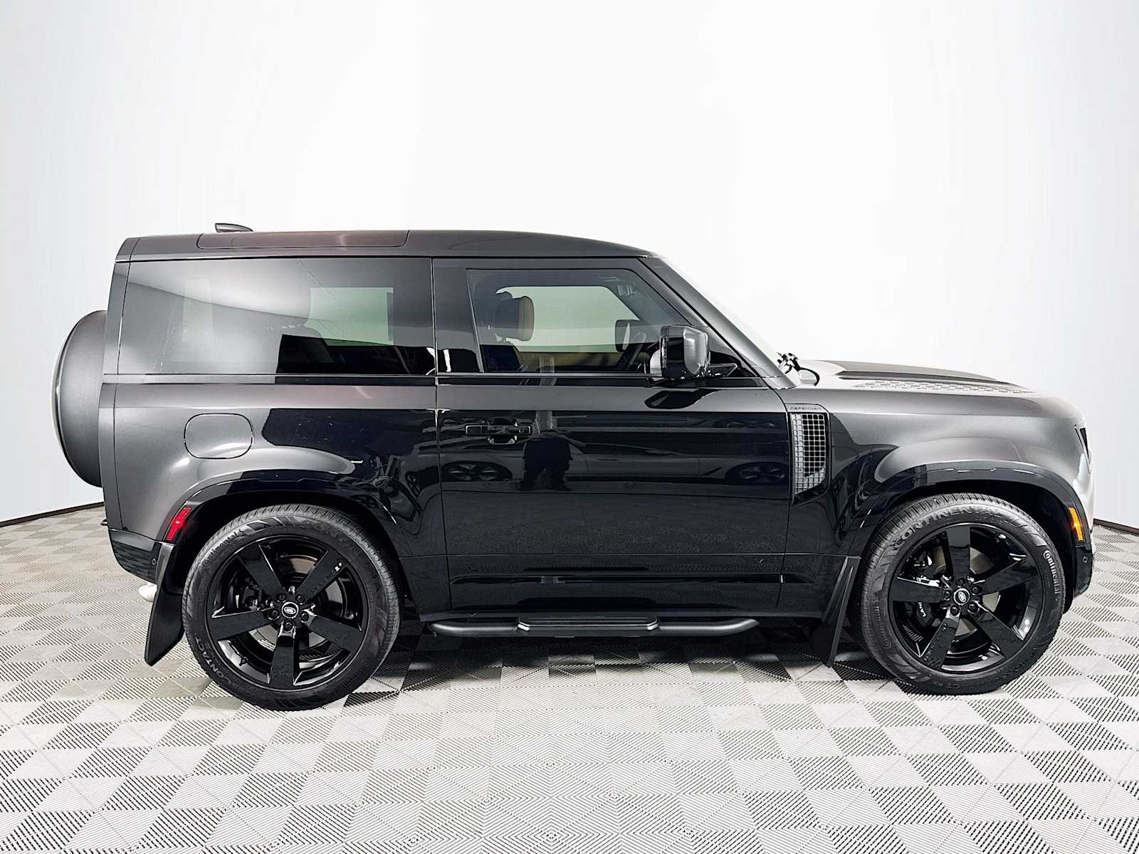 2025 Land Rover Defender V8 photo 4