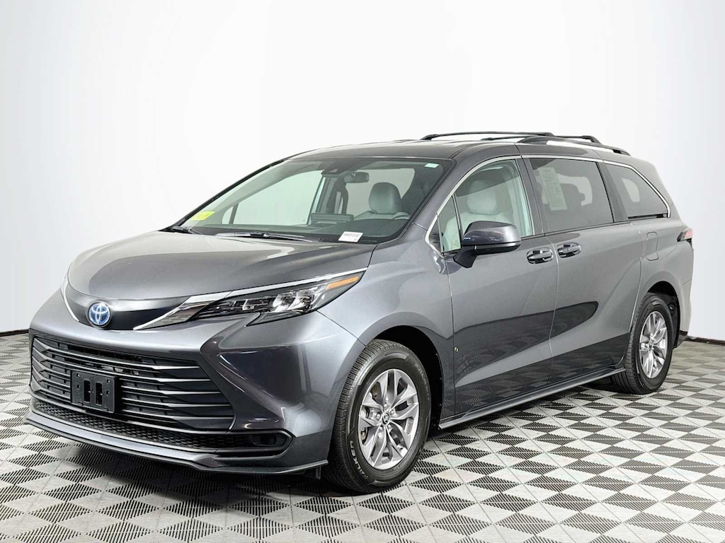 Used 2025 Toyota Sienna LE 8 Passenger Van Passenger Van