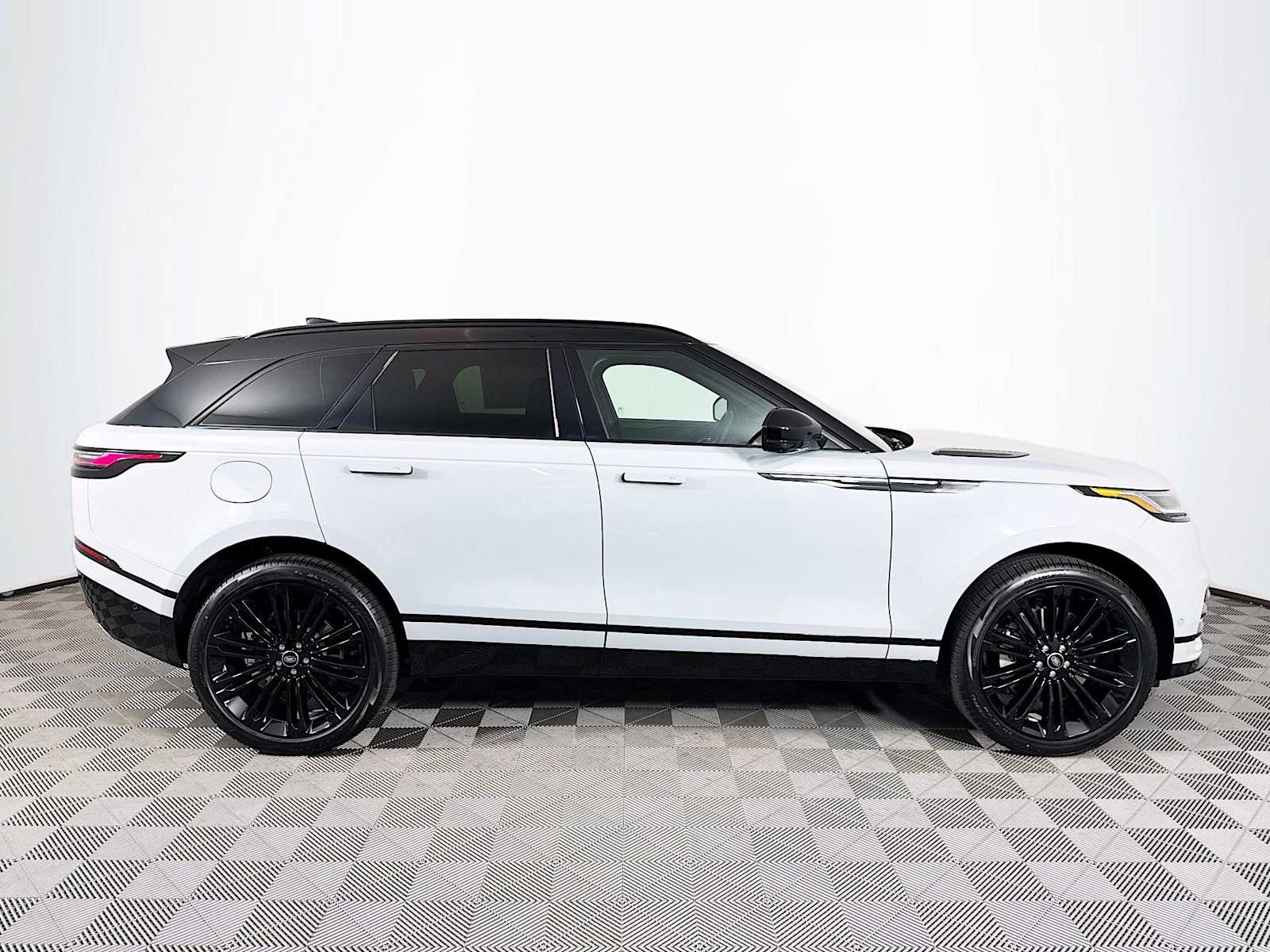 2026 Land Rover Range Rover Velar SE photo 4
