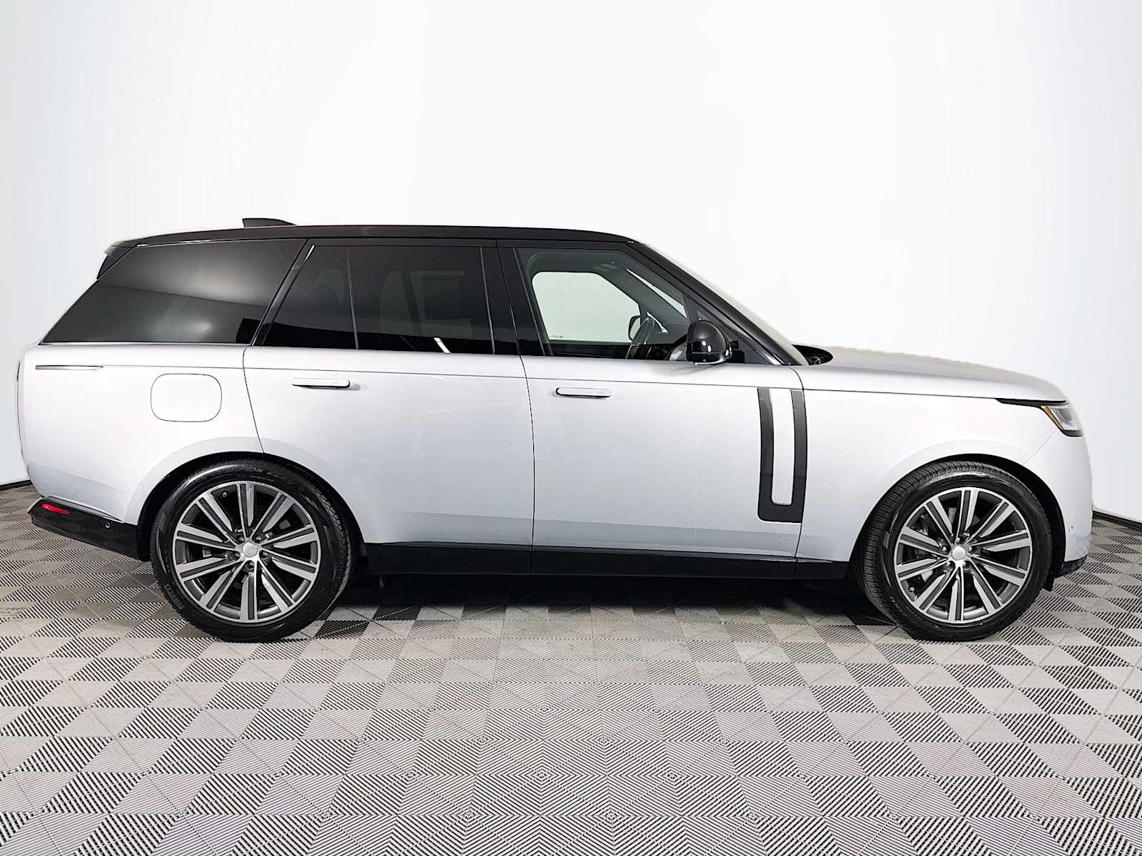 2023 Land Rover Range Rover SE photo 4