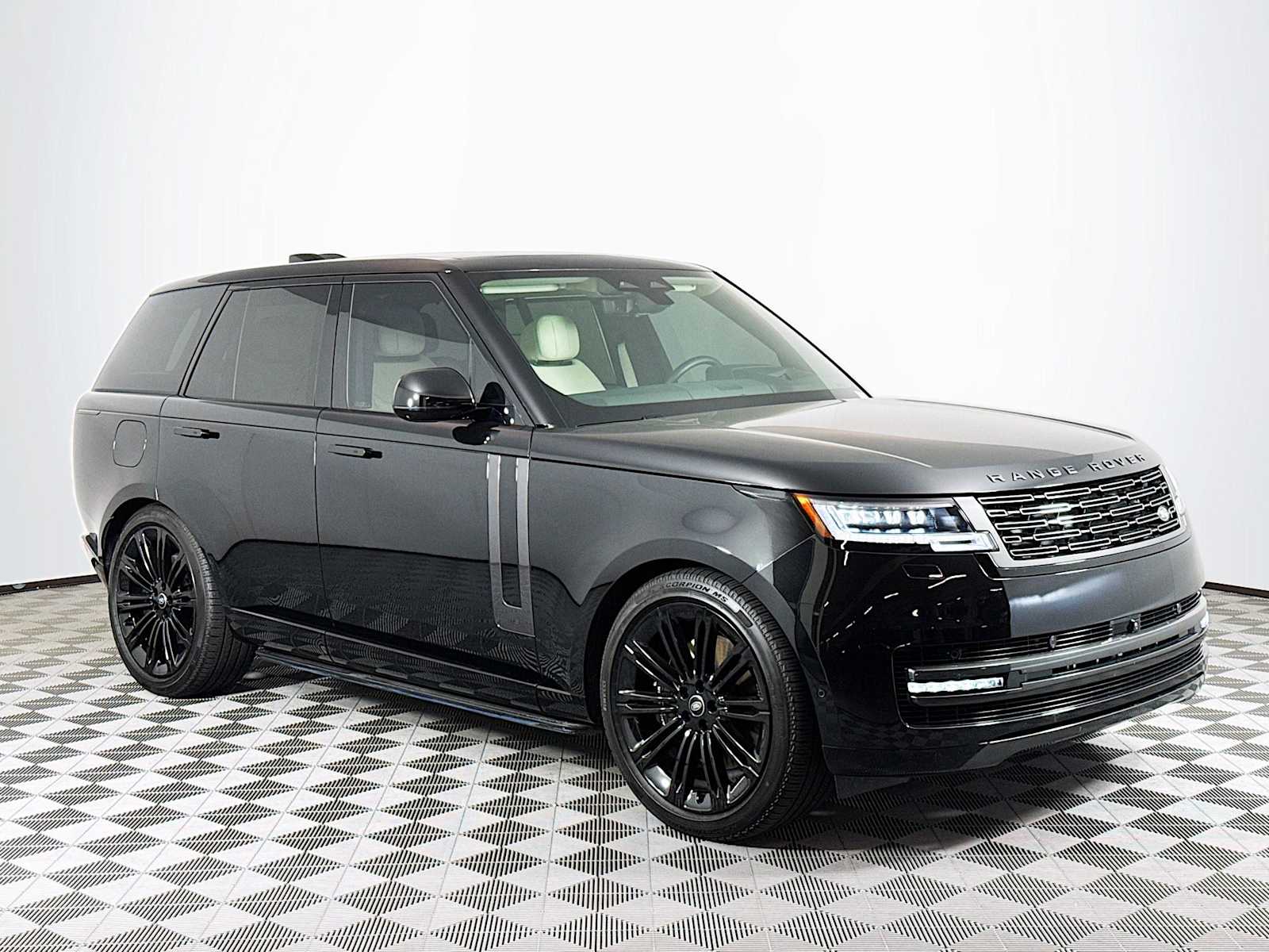 2025 Land Rover Range Rover SE photo 3