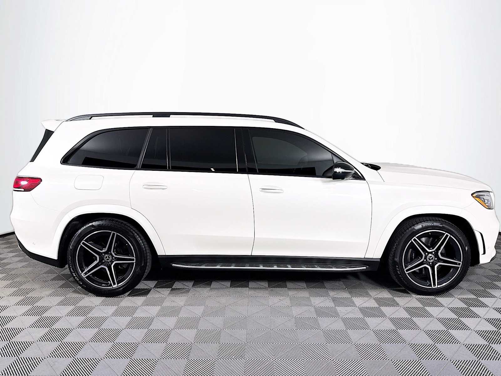 2023 Mercedes Benz GLS 450 4MATIC photo 4