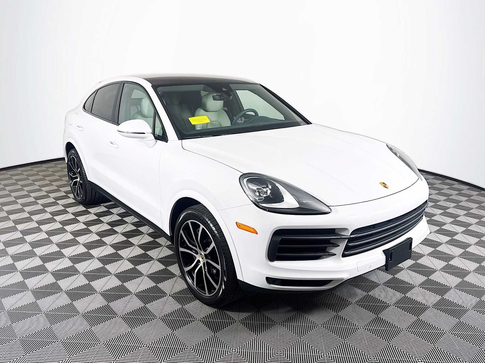 2023 Porsche Cayenne Coupe photo 3