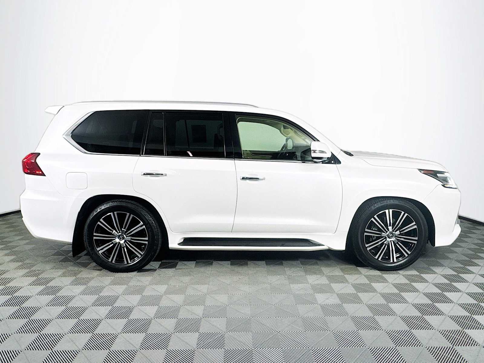 2020 Lexus LX 570 Three-Row photo 4
