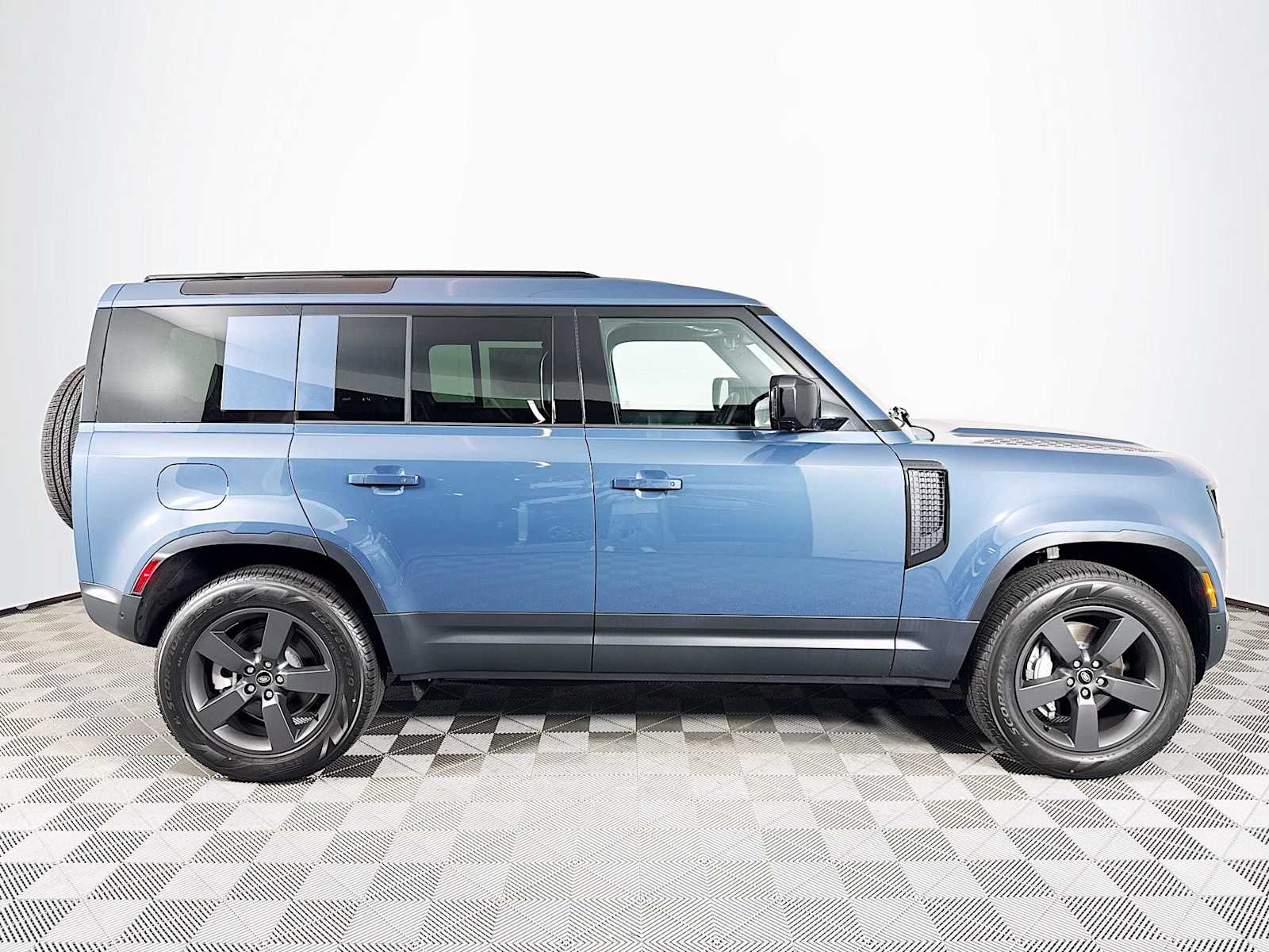 2025 Land Rover Defender 110 S photo 4