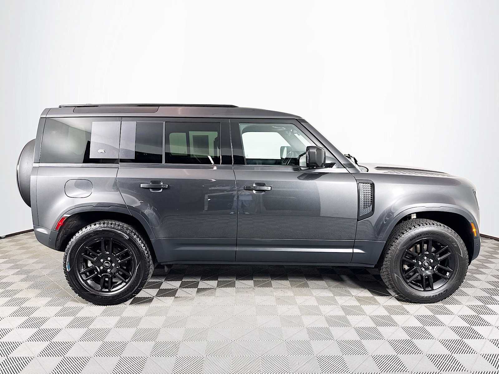 2024 Land Rover Defender 110 S photo 4