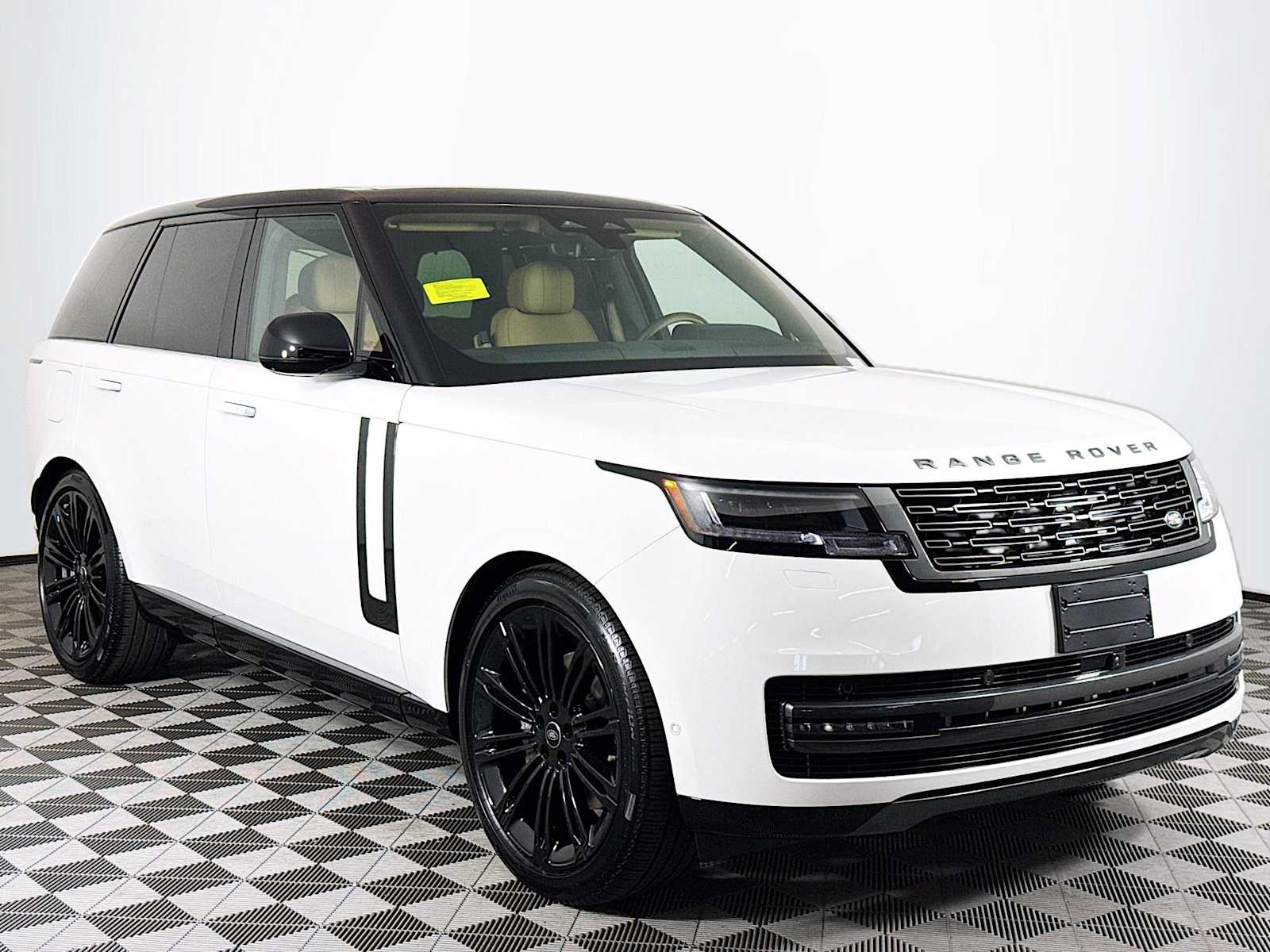 2025 Land Rover Range Rover SE photo 3