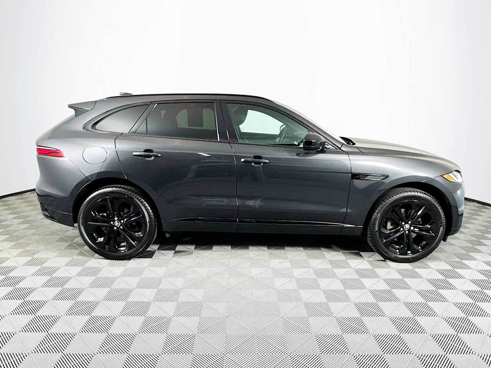 2025 Jaguar F-PACE P250 R-Dynamic S photo 3