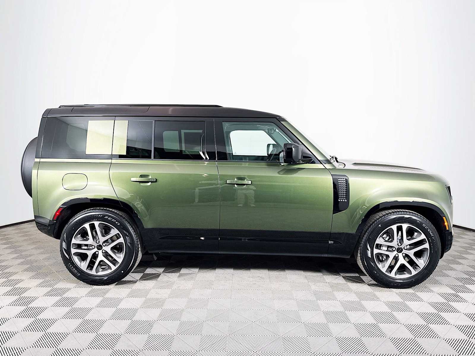 2026 Land Rover Defender X-Dynamic SE - Photo 4