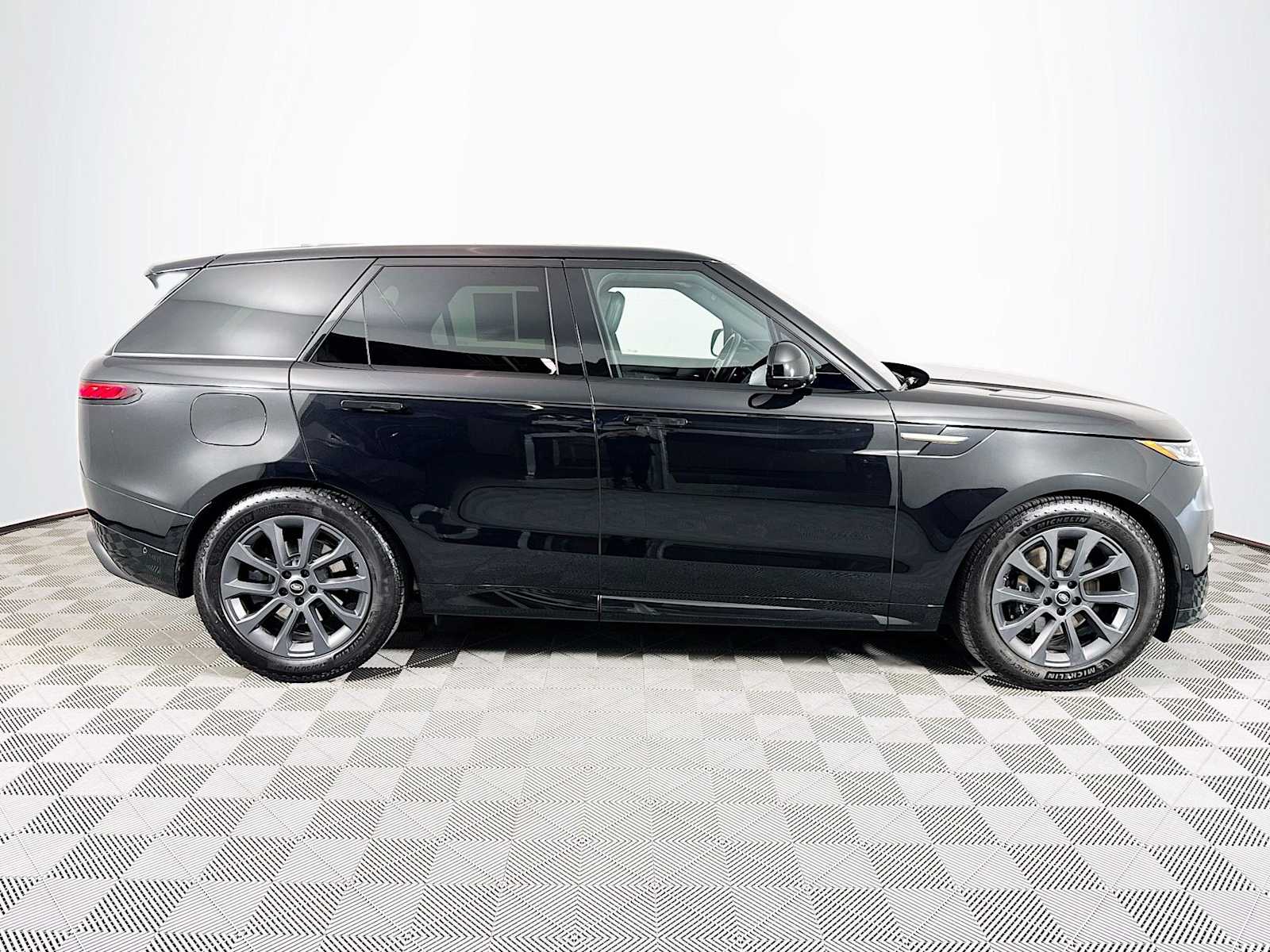 2023 Land Rover Range Rover Sport SE photo 4
