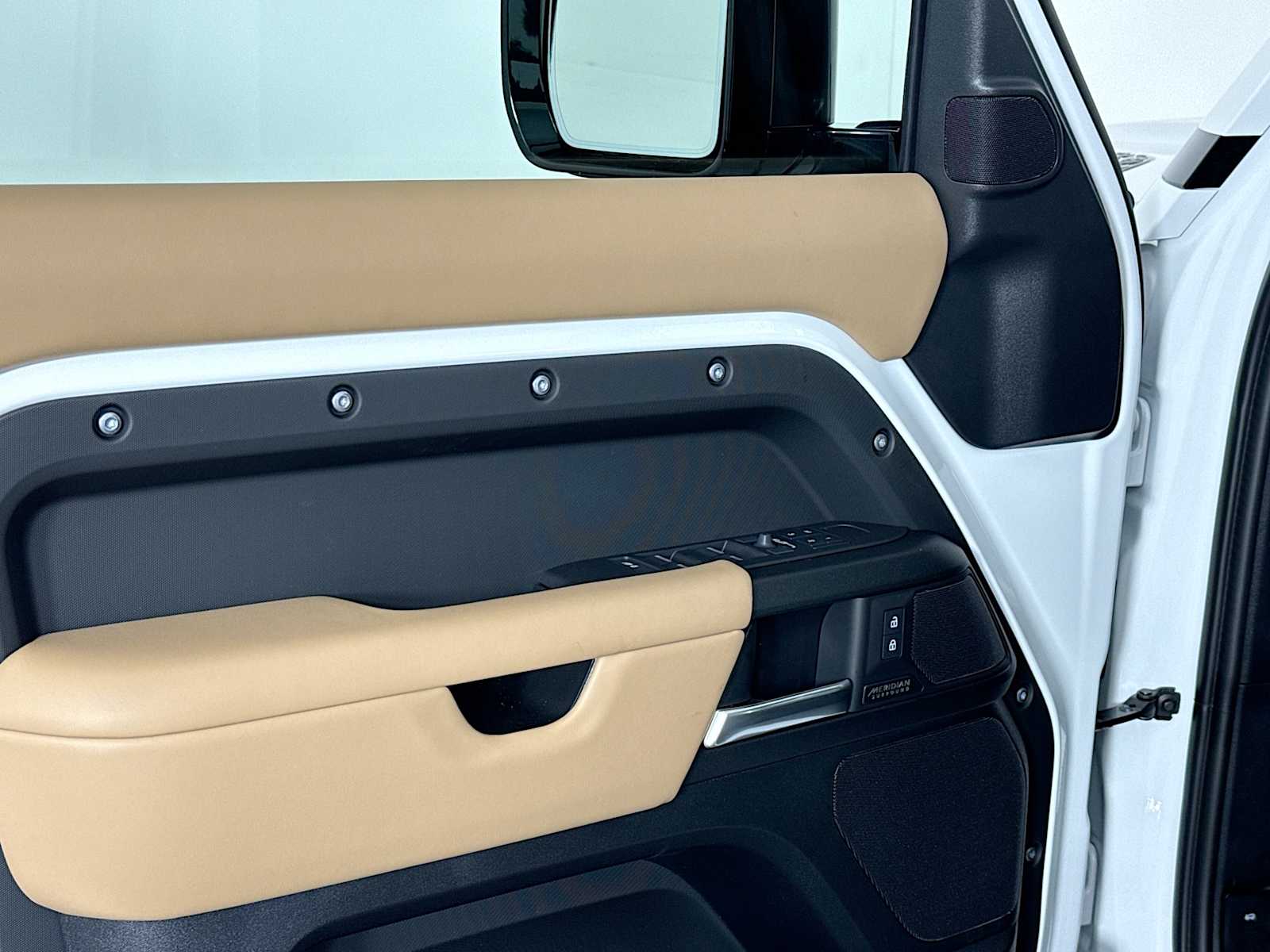 2025 Land Rover Defender V8 - Photo 18