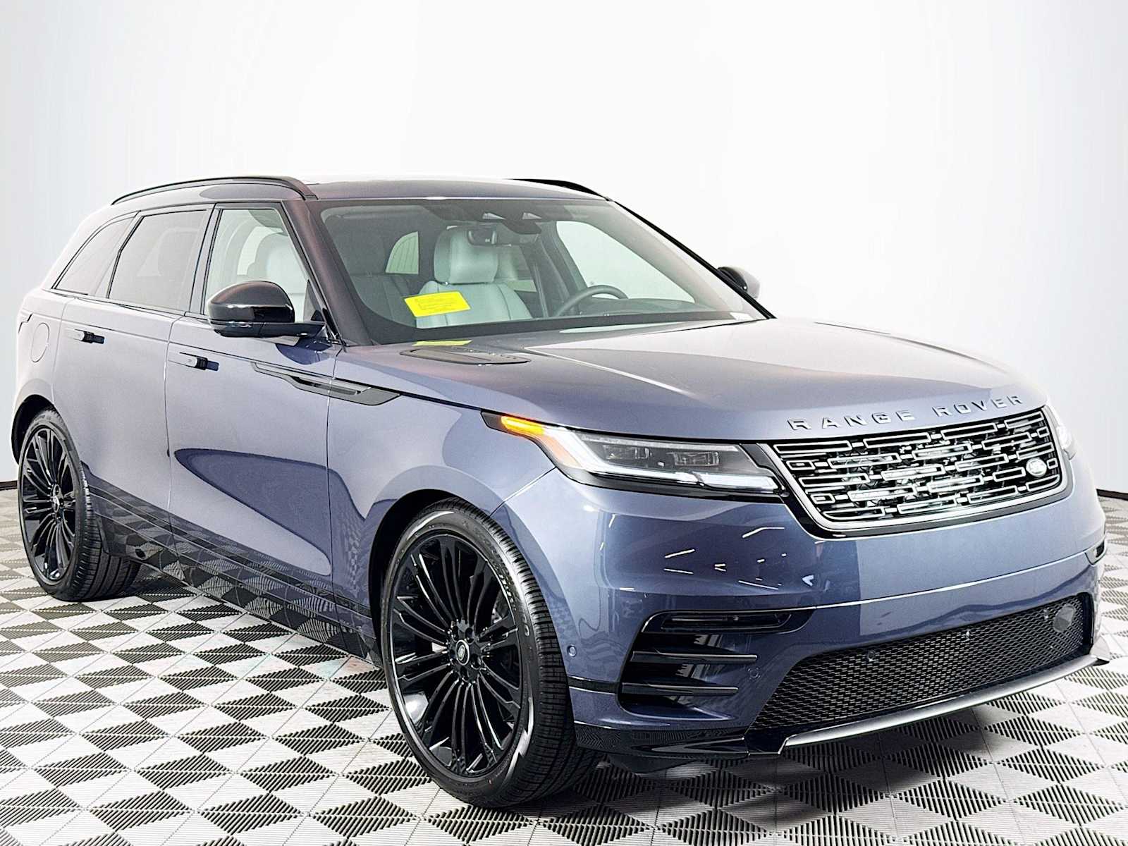 2026 Land Rover Range Rover Velar SE photo 3