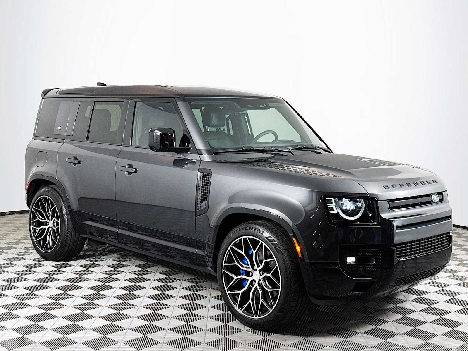 2024 Land Rover Defender 110 V8 photo 3