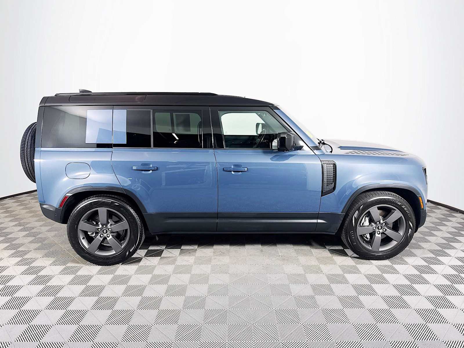 2025 Land Rover Defender 110 S photo 4