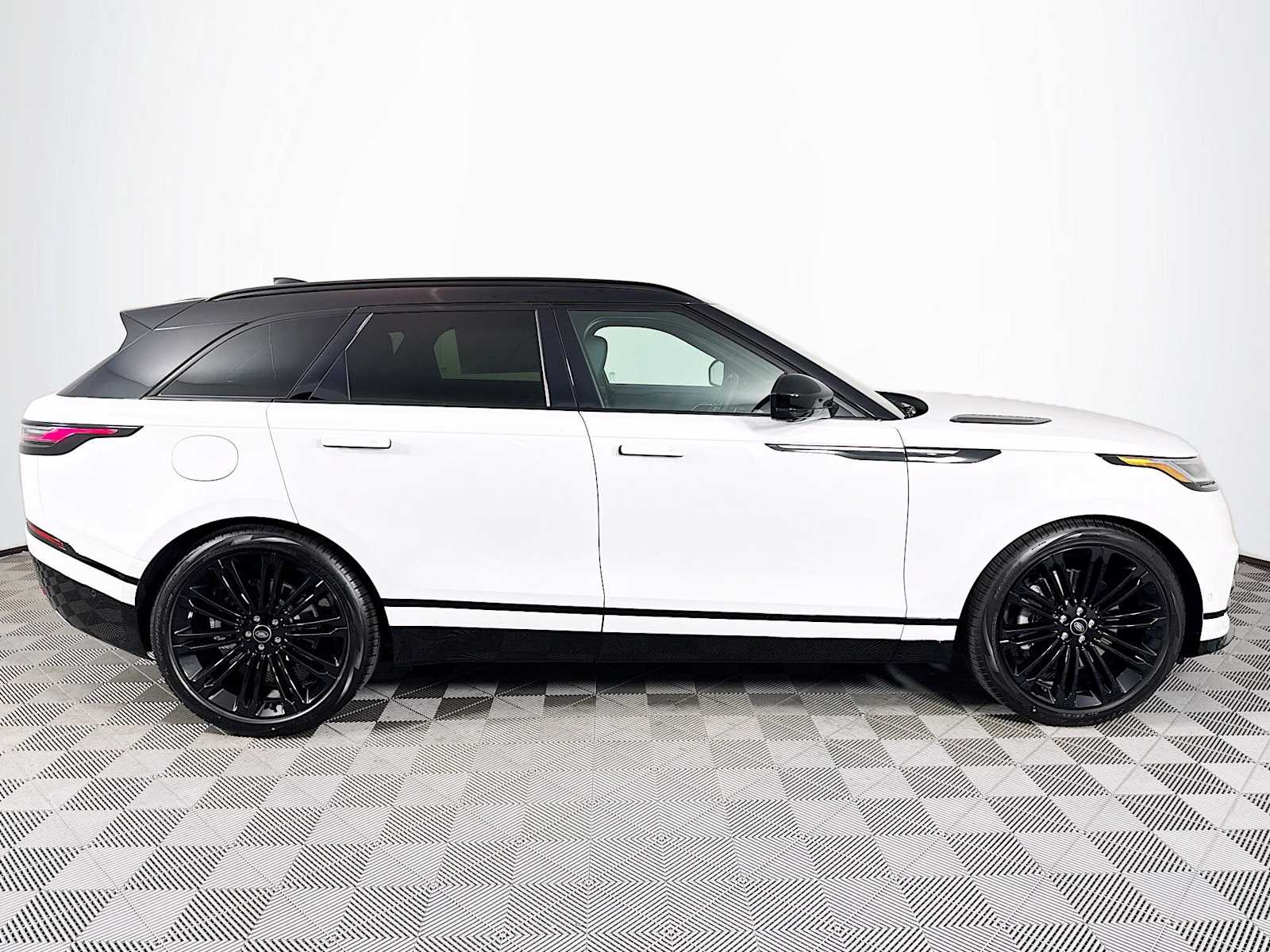 2026 Land Rover Range Rover Velar SE photo 4