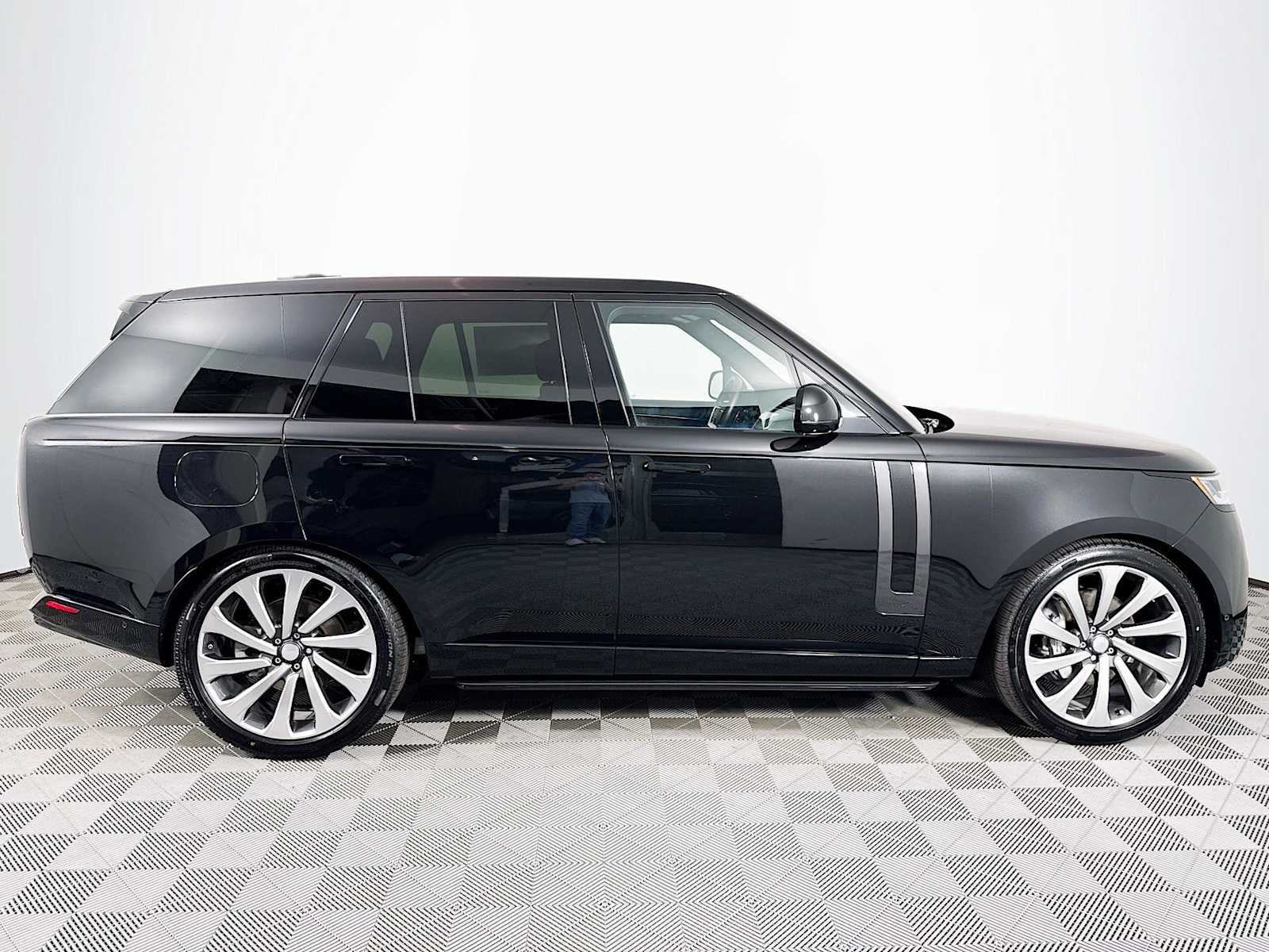 2025 Land Rover Range Rover SE photo 4