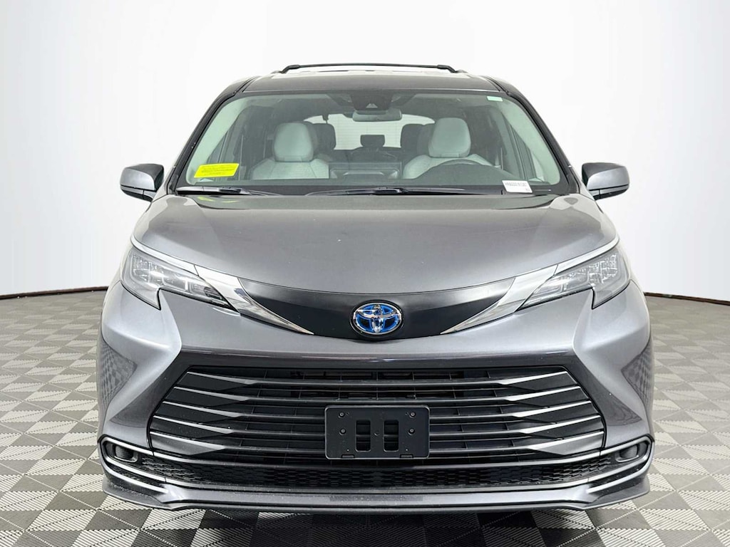 Used 2025 Toyota Sienna LE 8 Passenger Van Passenger Van