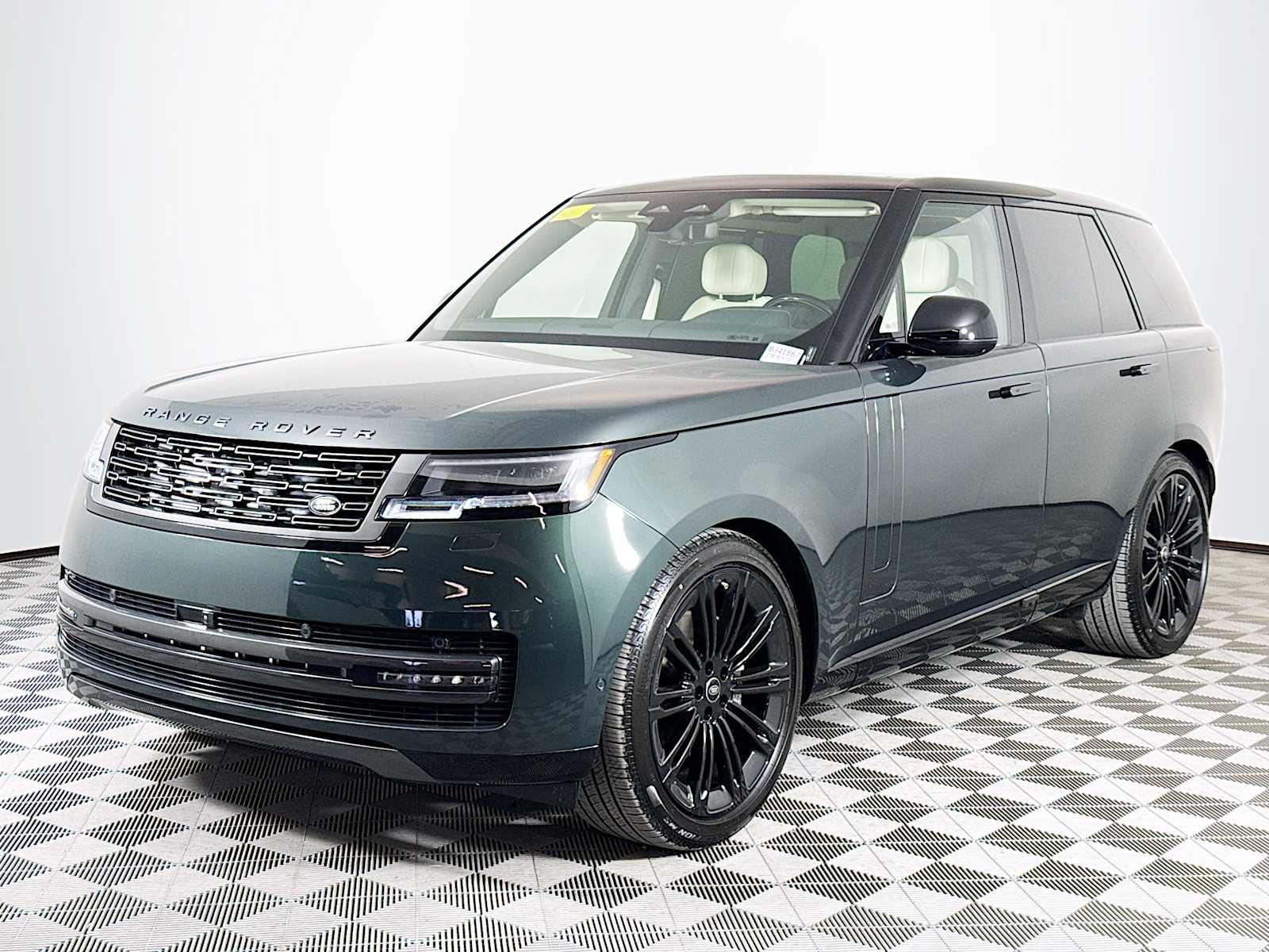 2025 Land Rover Range Rover SE's photo
