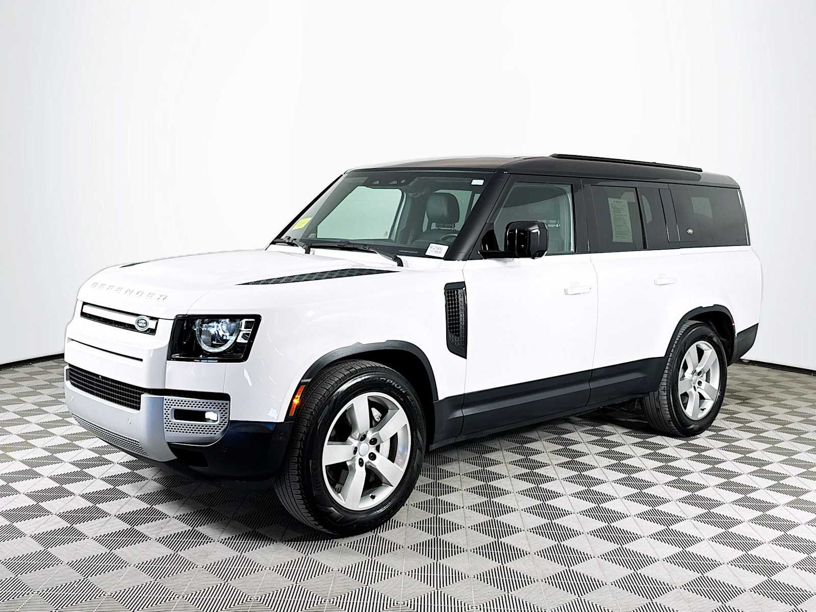 2023 Land Rover Defender SE