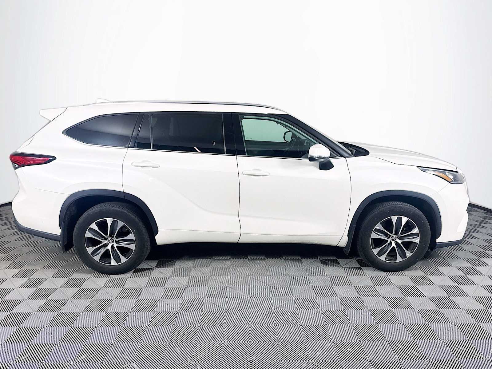 2020 Toyota Highlander XLE photo 3