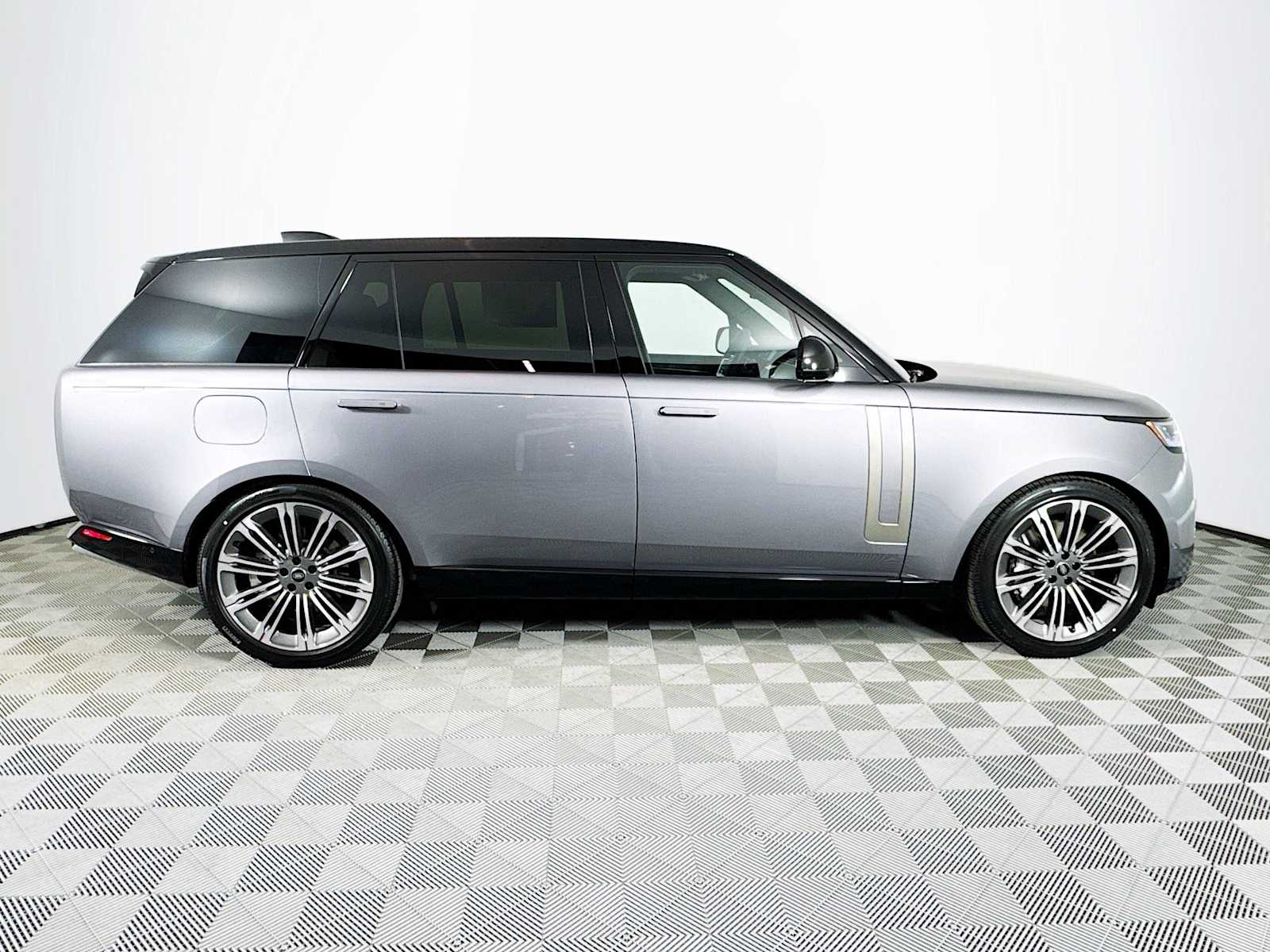 2025 Land Rover Range Rover SE photo 4