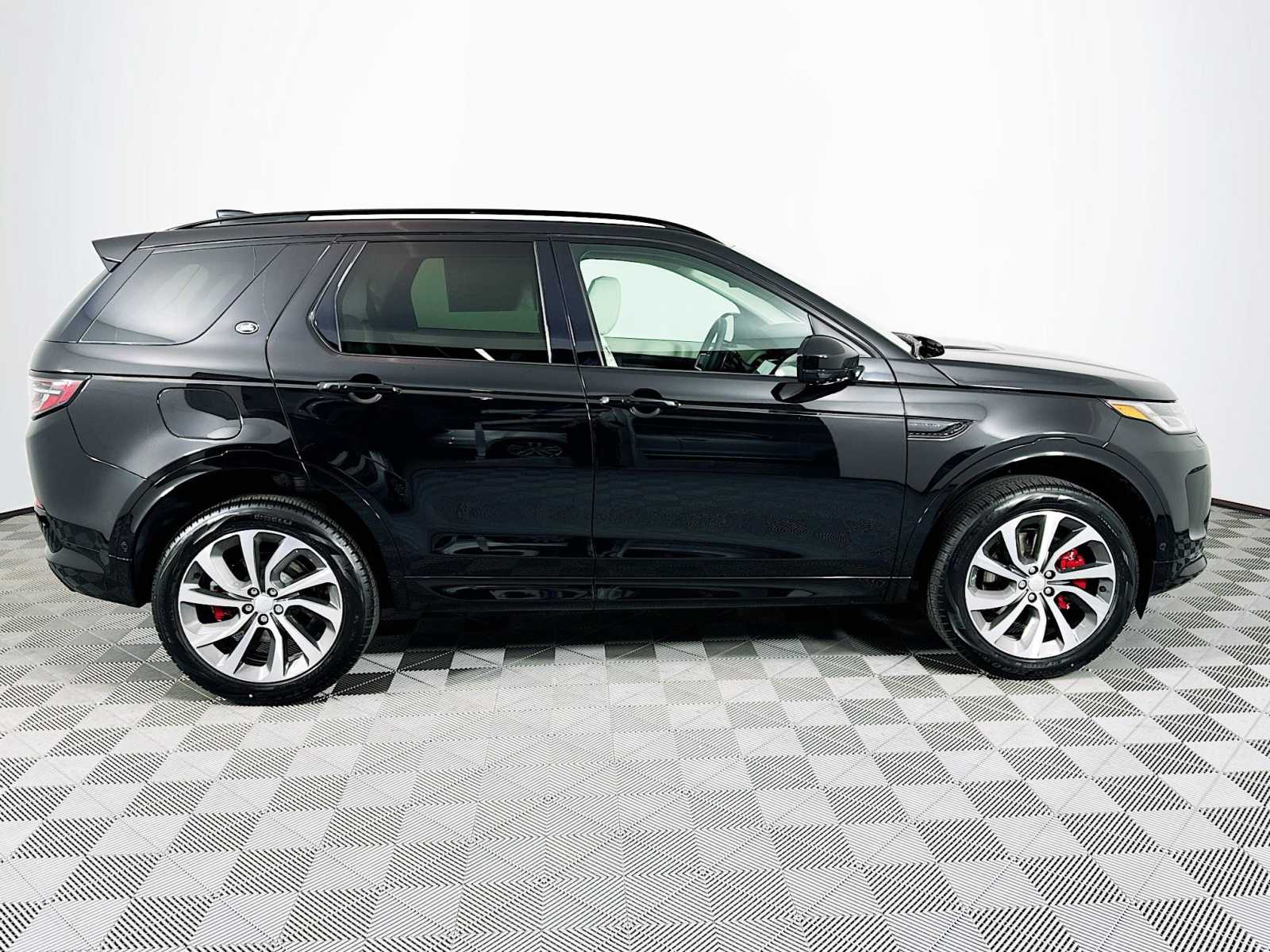 2025 Land Rover Discovery Sport S photo 4