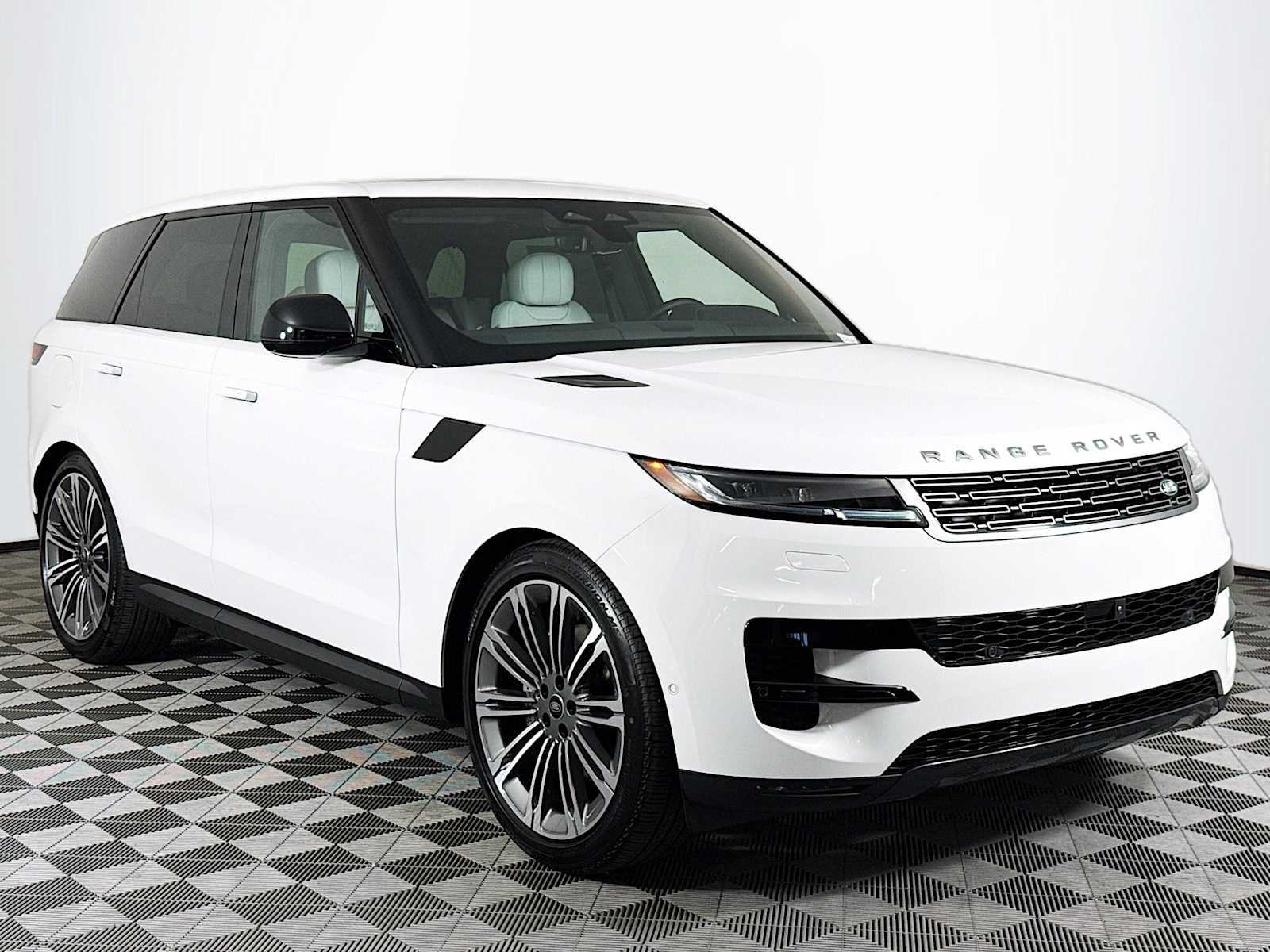 2025 Land Rover Range Rover Sport SE photo 3