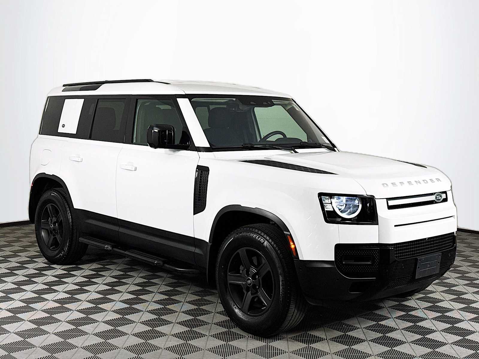 2022 Land Rover Defender Standard photo 3