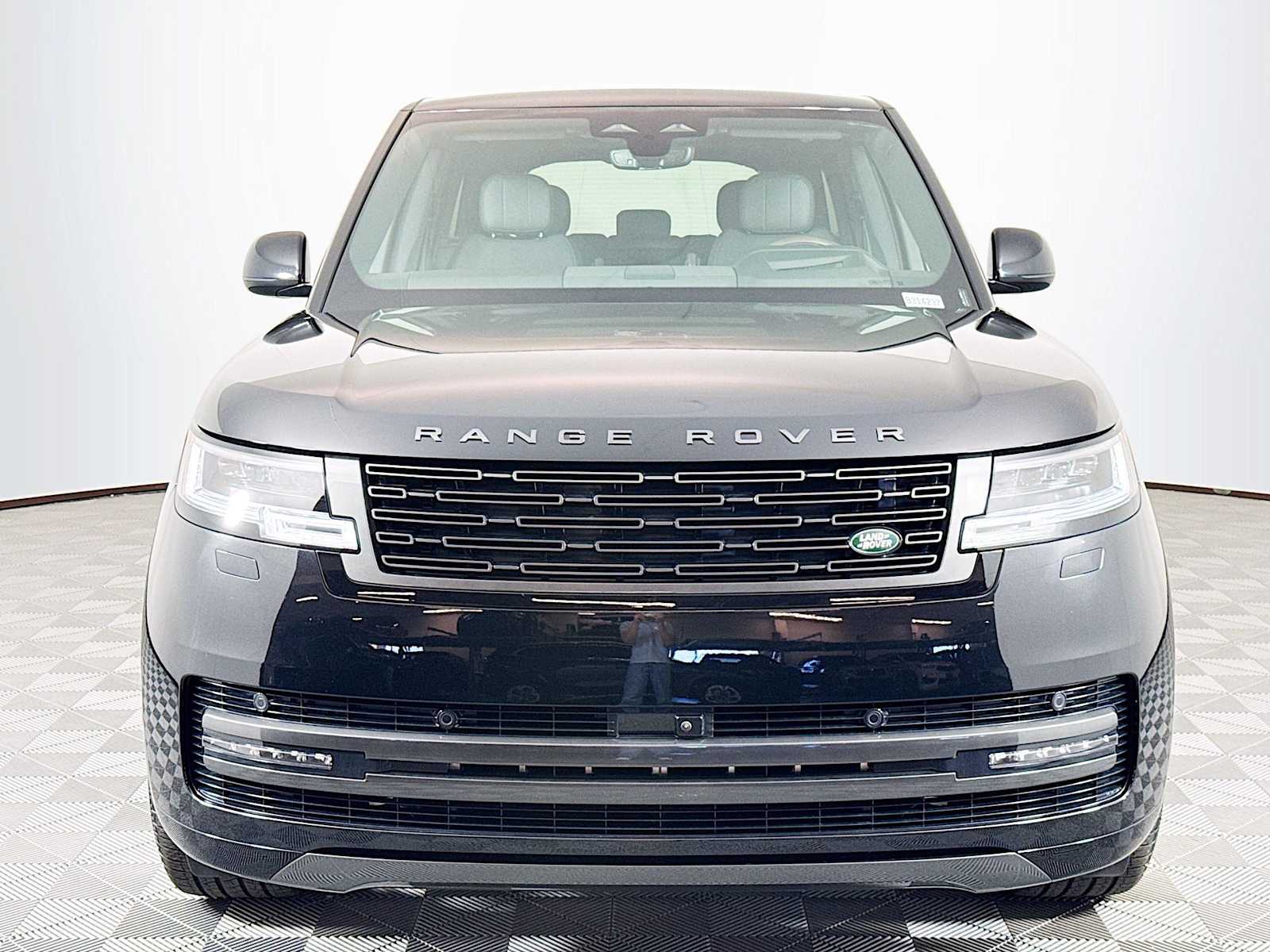 2025 Land Rover Range Rover SE photo 2