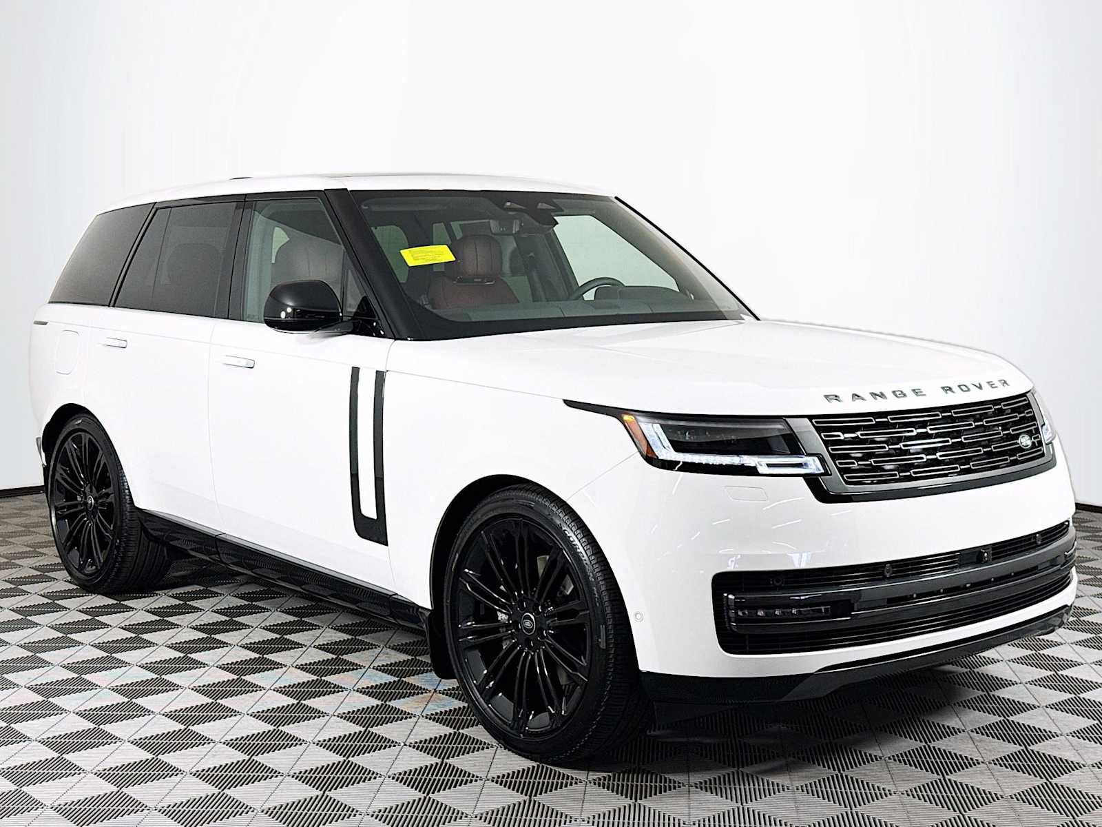 2025 Land Rover Range Rover SE photo 3
