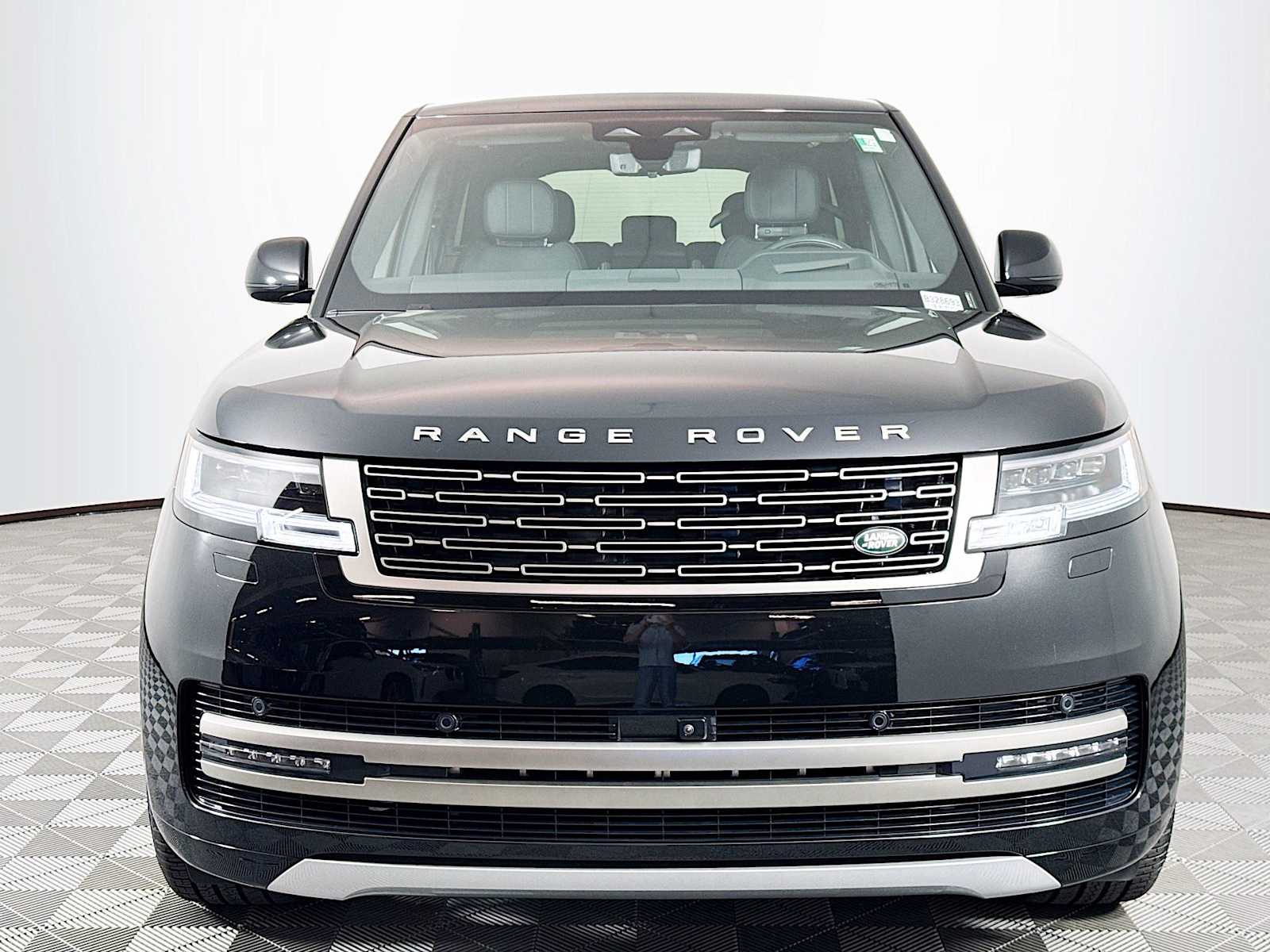 2025 Land Rover Range Rover SE photo 2