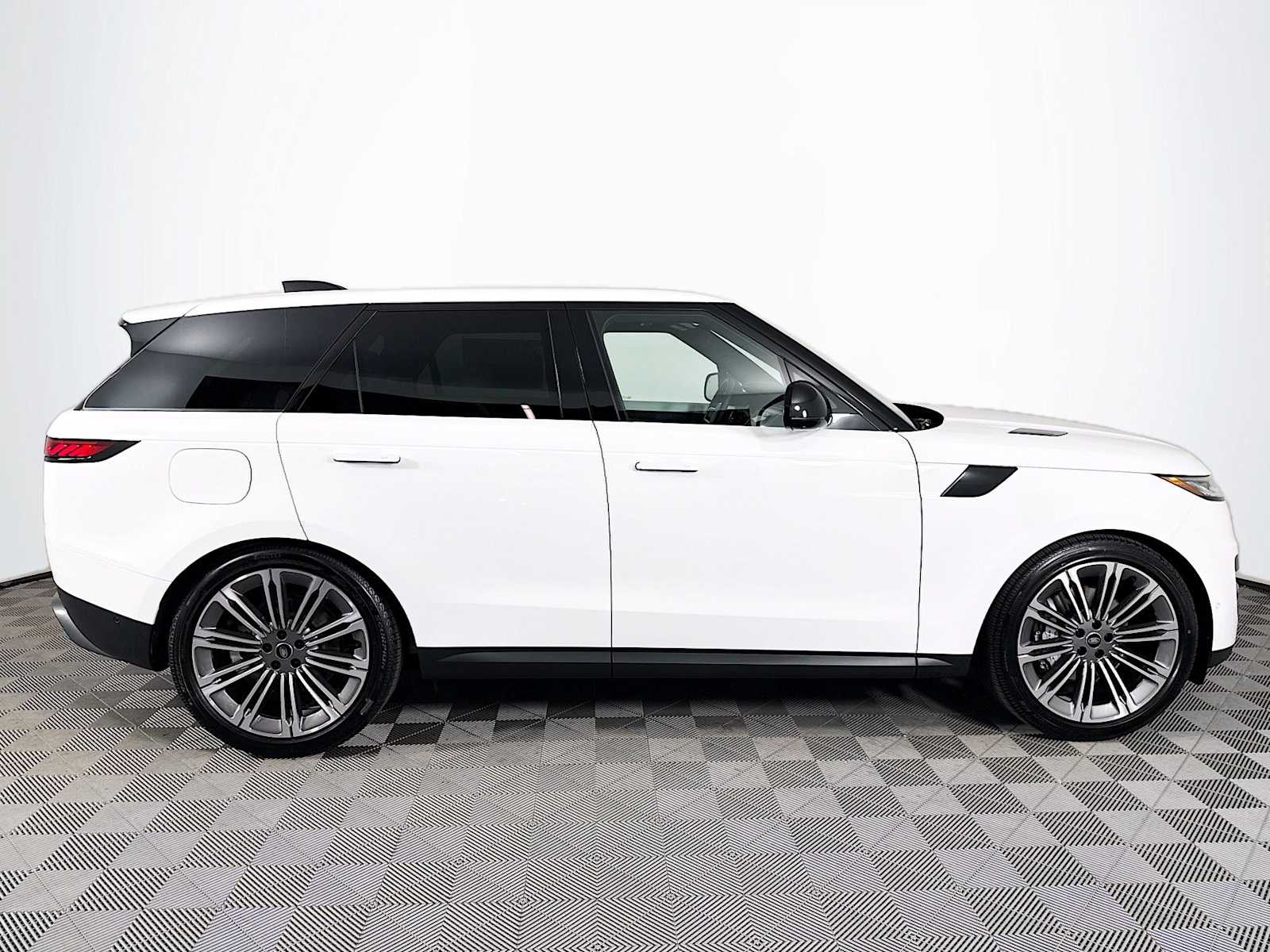 2025 Land Rover Range Rover Sport SE photo 4