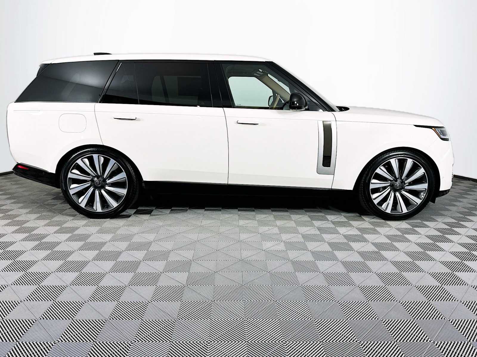 2023 Land Rover Range Rover SV photo 4