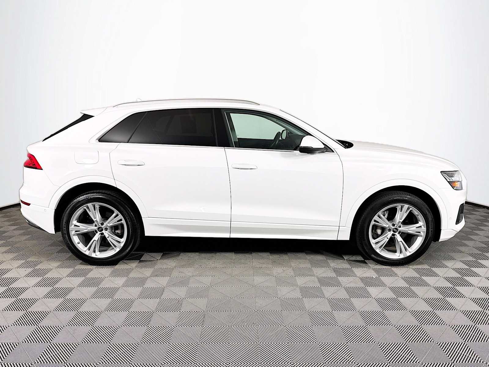 2023 Audi Q8 55 Premium photo 4