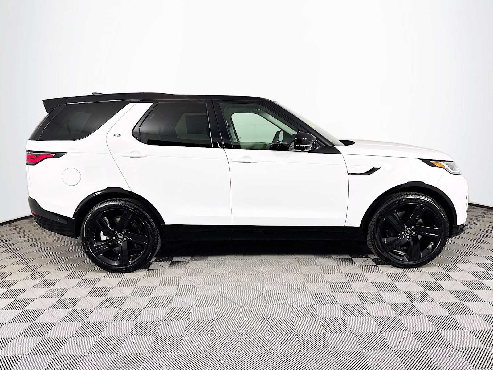 2025 Land Rover Discovery SE photo 3